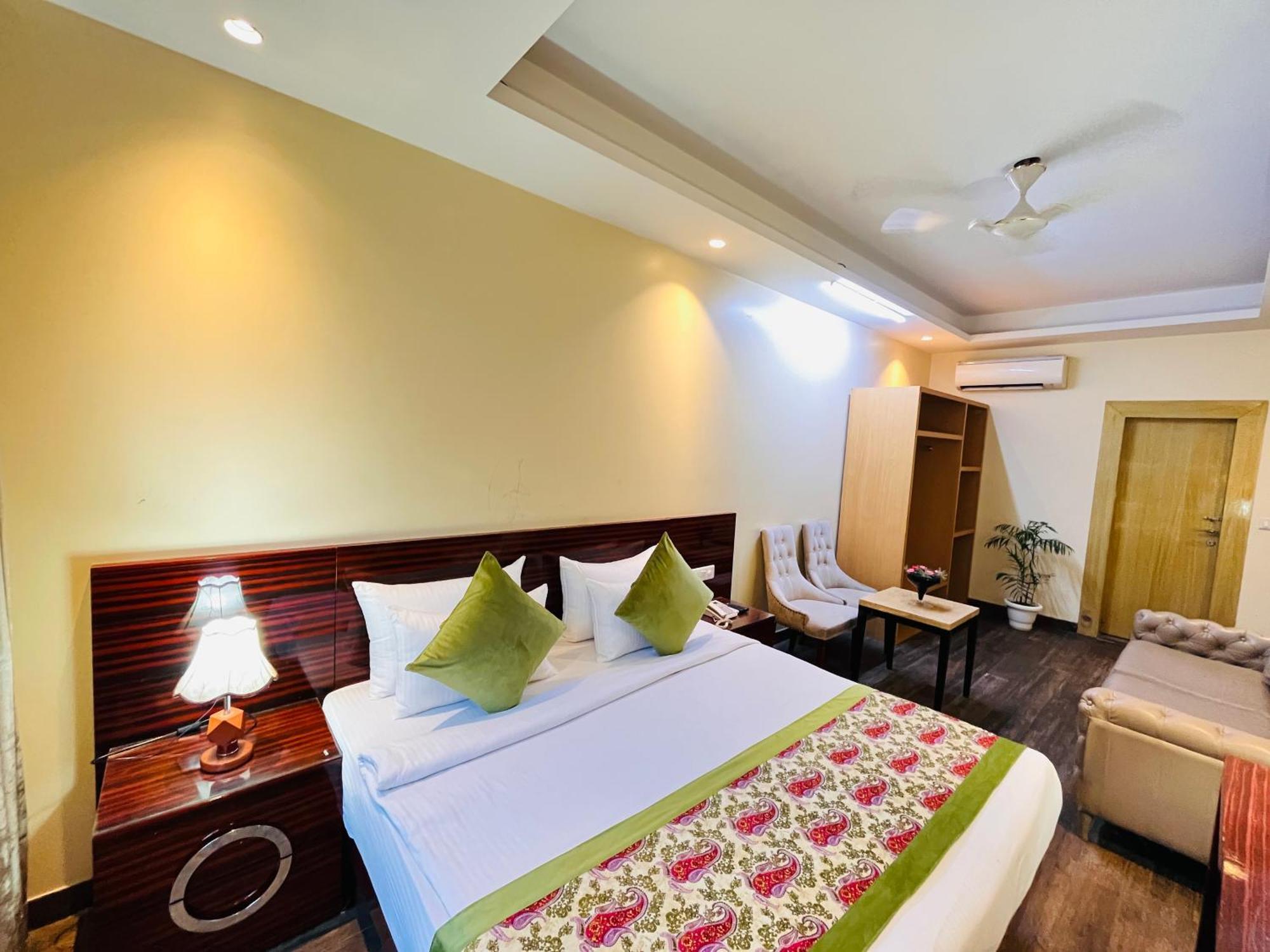 Banz Near Delhi Airport Hotel