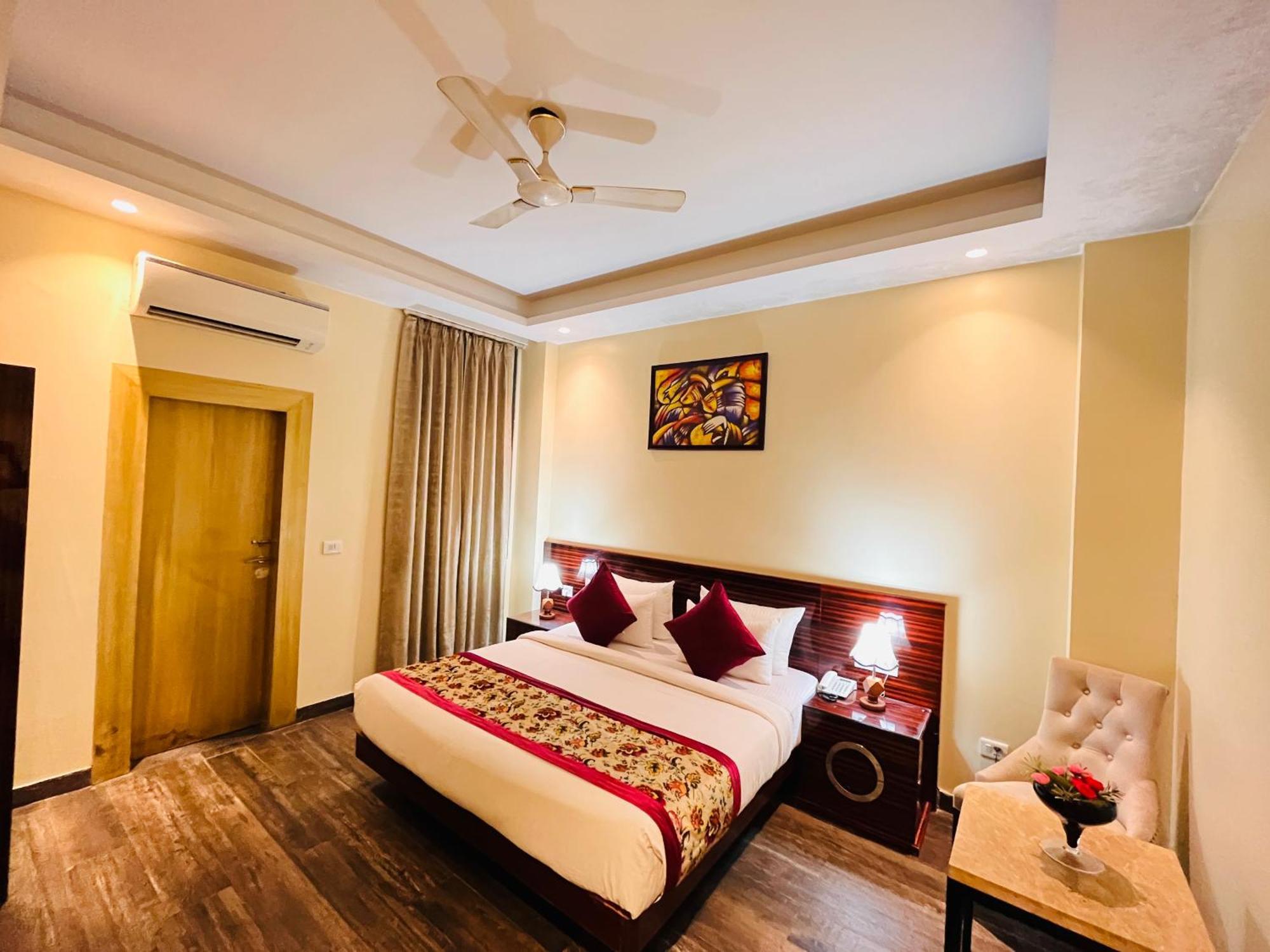 Banz Near Delhi Airport Hotel 4*