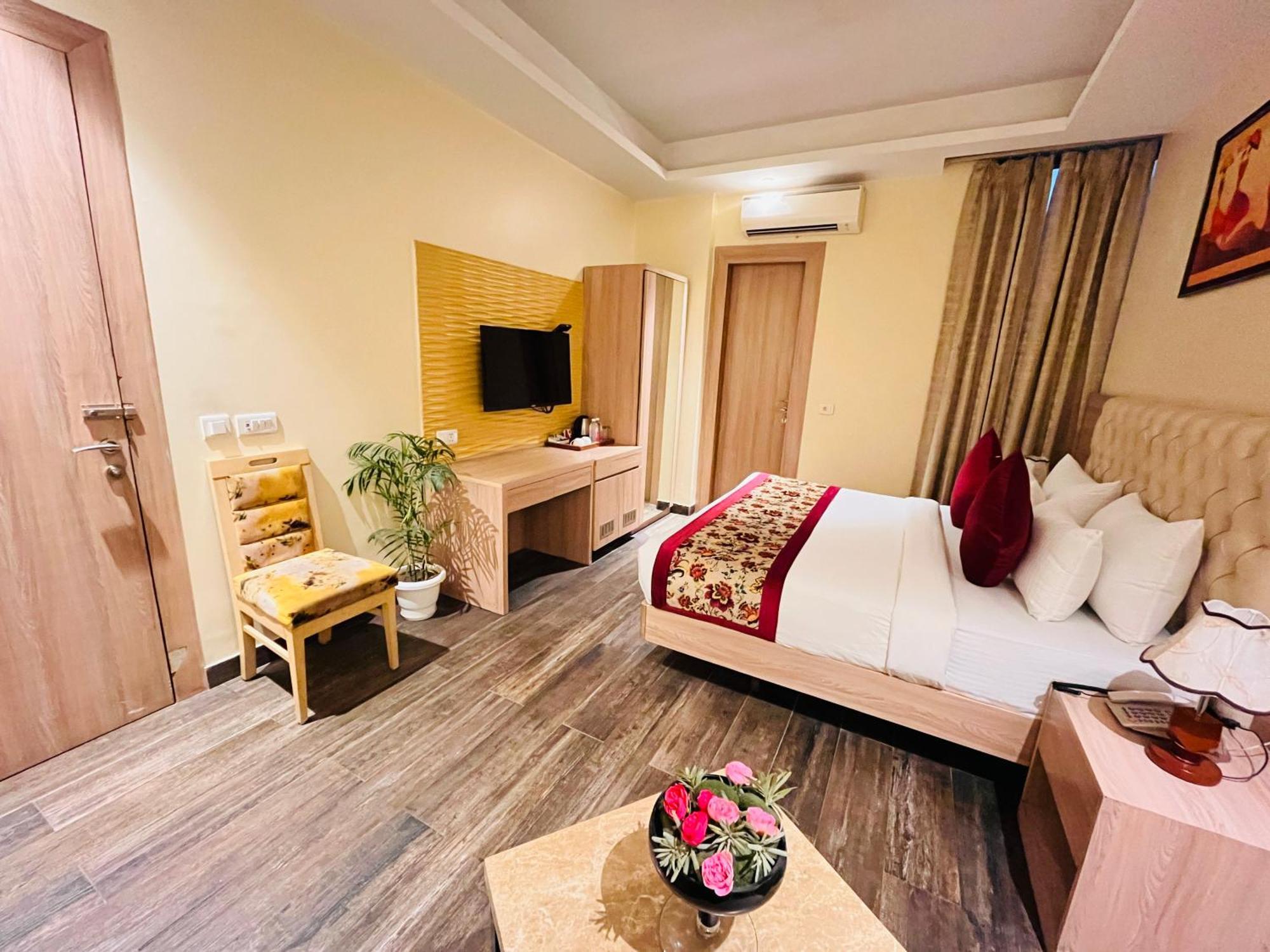 Banz Near Delhi Airport Hotel 4*