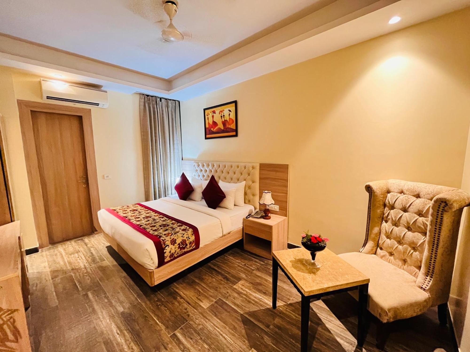 Hotel Banz Near Delhi Airport 4*