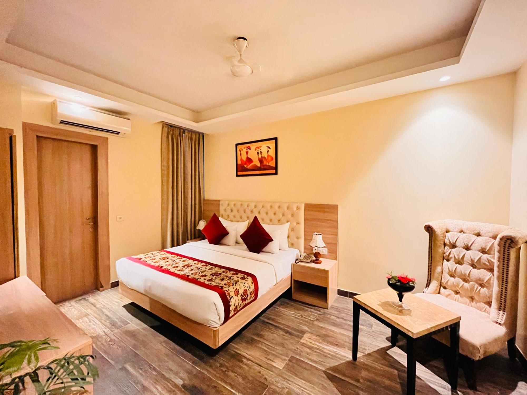 Banz Near Delhi Airport Hotel 4*