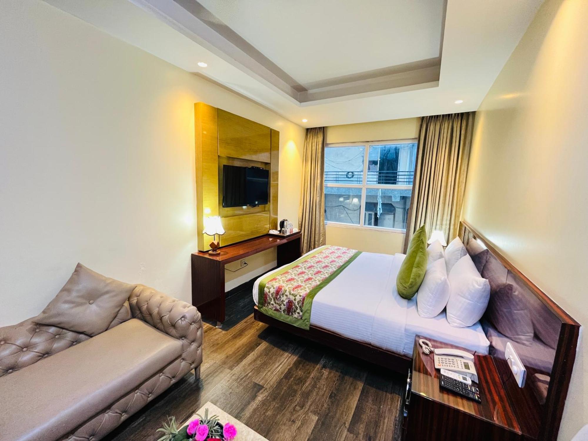 Banz Near Delhi Airport 4*