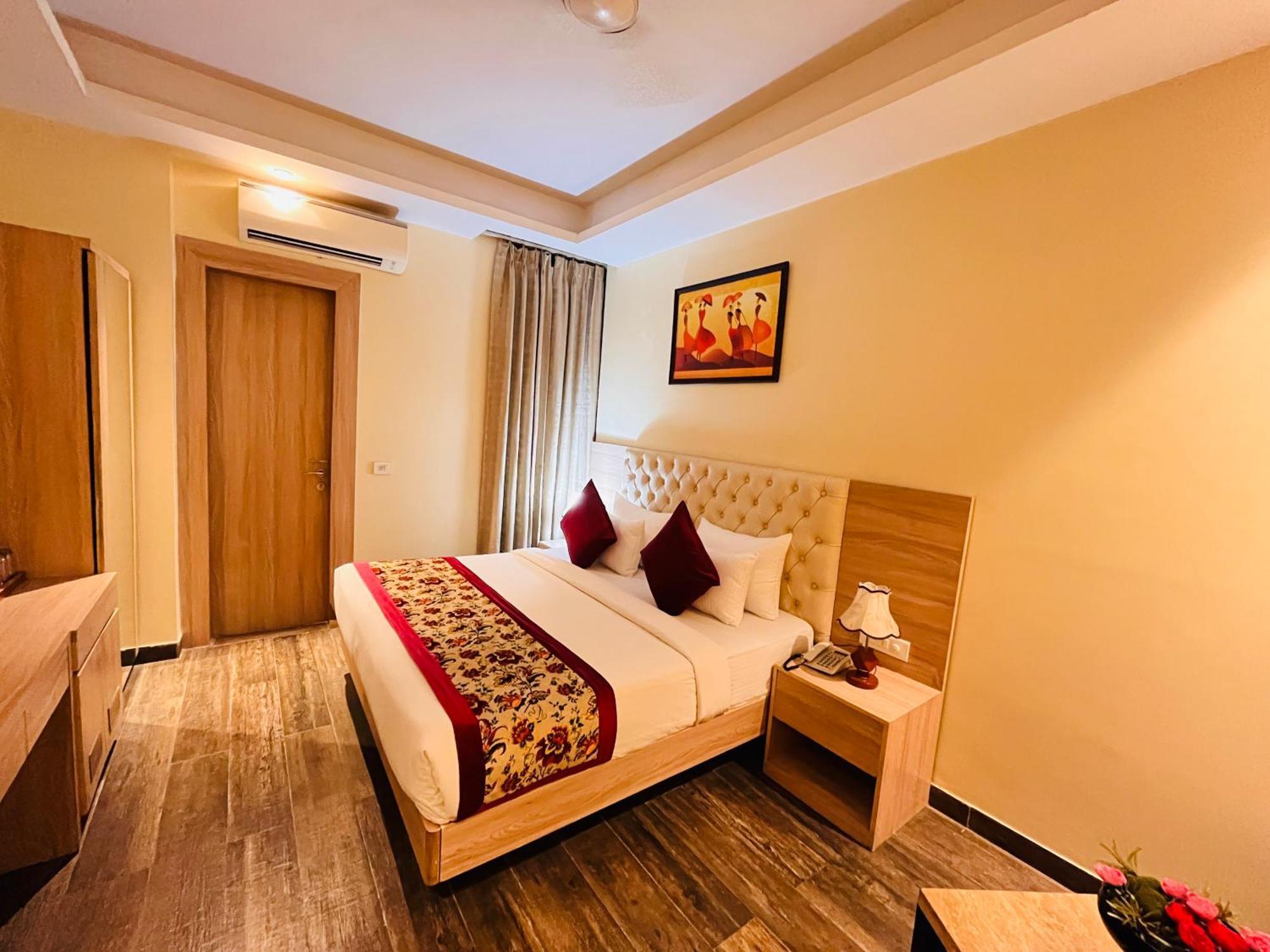 Banz Near Delhi Airport Hotel 4*