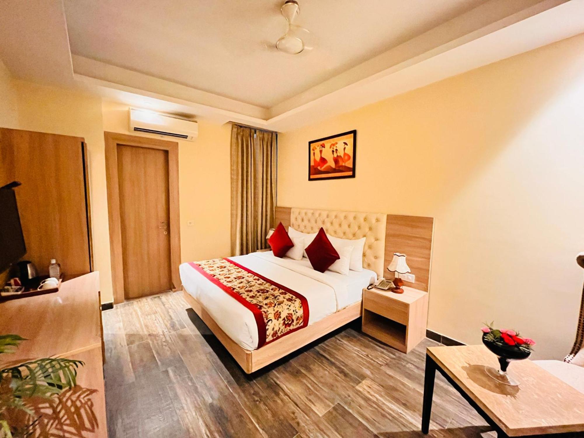 Hotel Banz Near Delhi Airport 4*