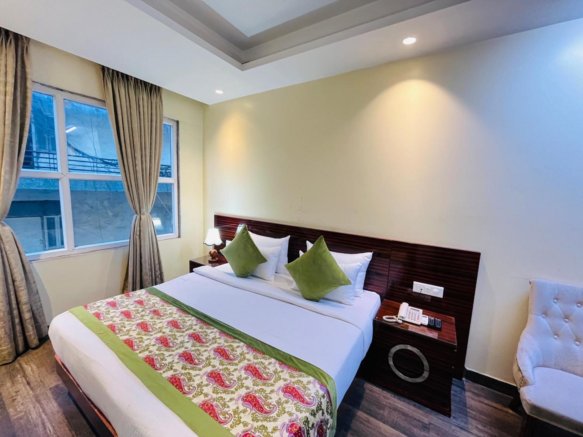 Banz Near Delhi Airport Hotel 4*