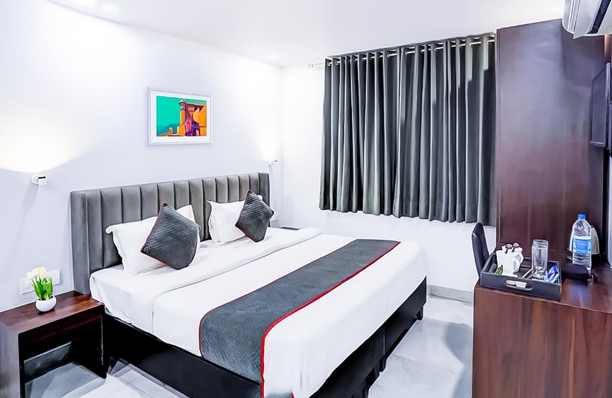 Family - Shalimarbagh Hotel New Delhi