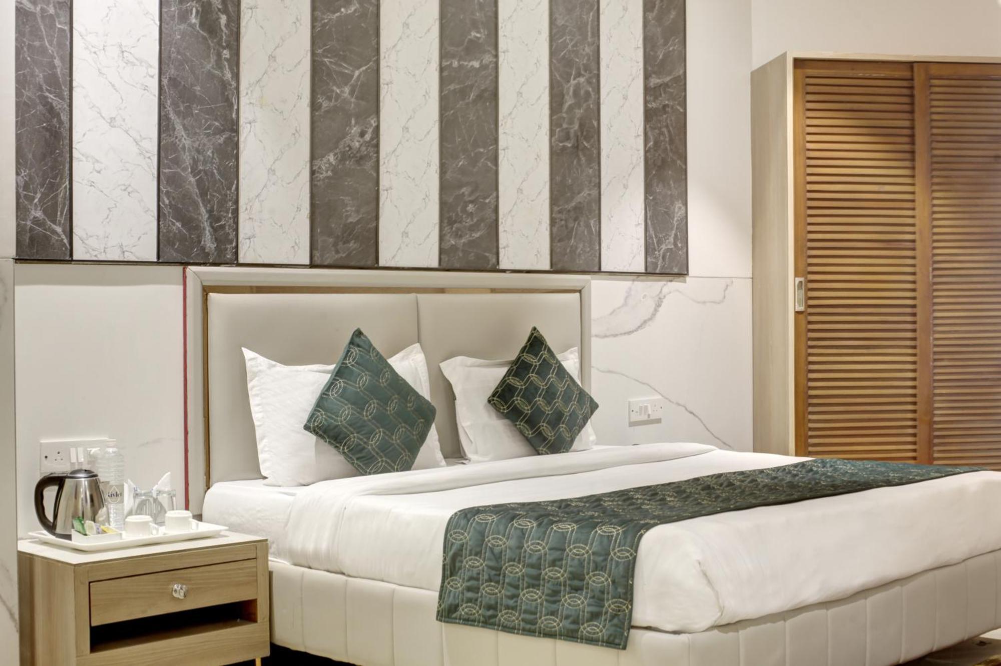 Delhi 37 By Star Group Near Delhi Airport * Nova Deli