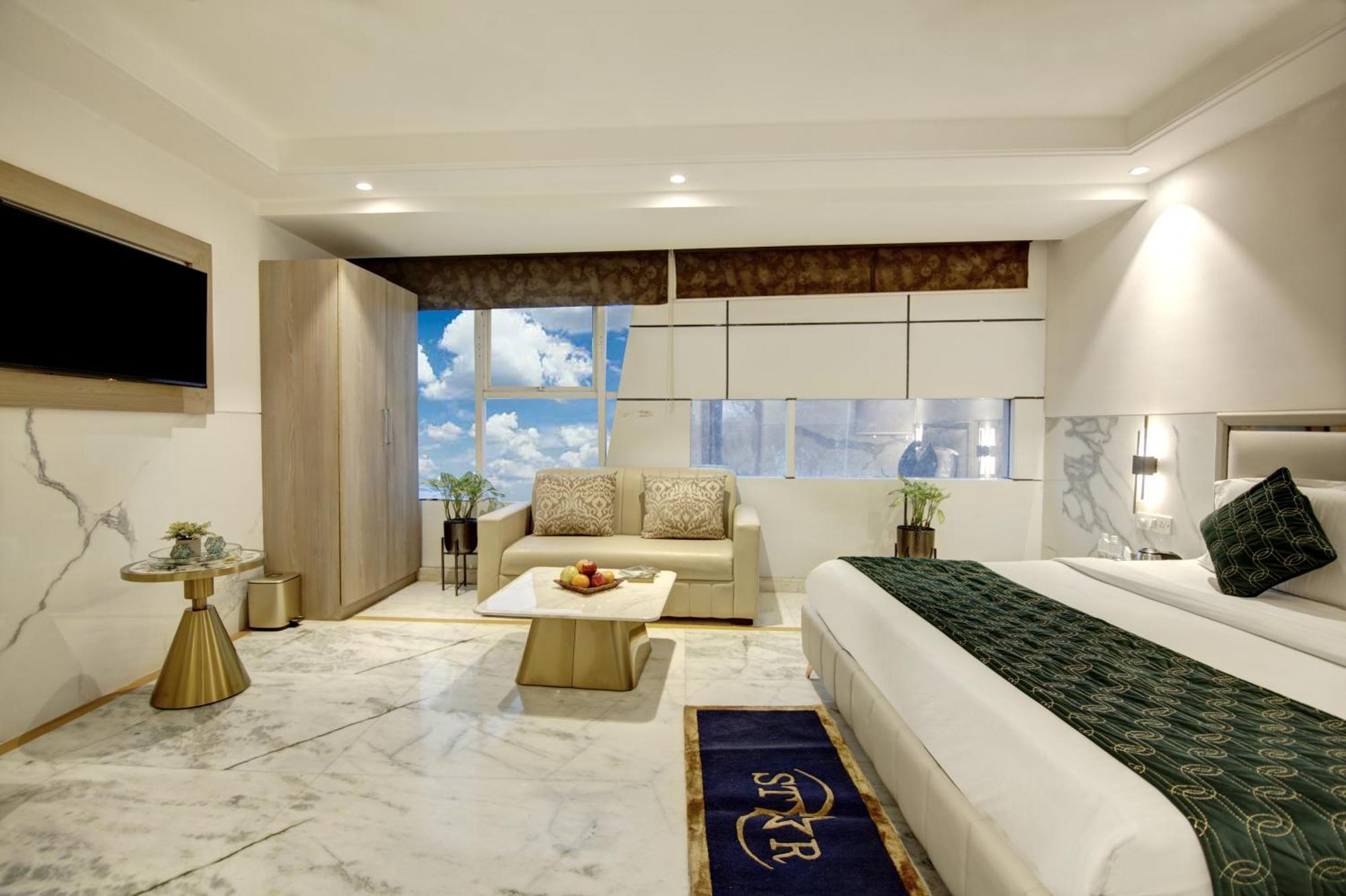 International - Near Delhi Airport 3*