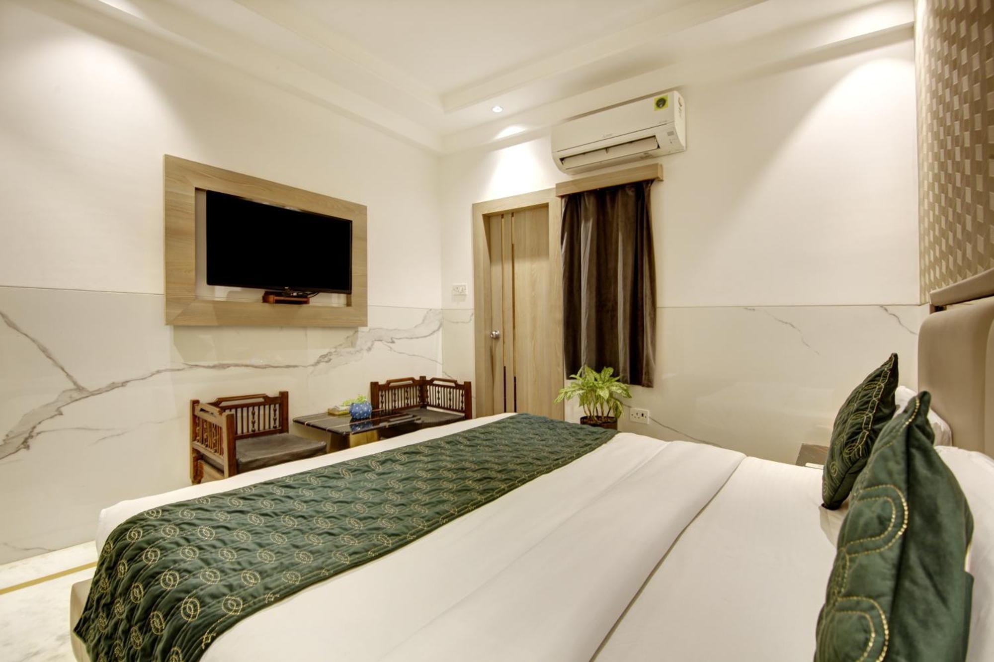 International - Near Delhi Airport Hotel 3*