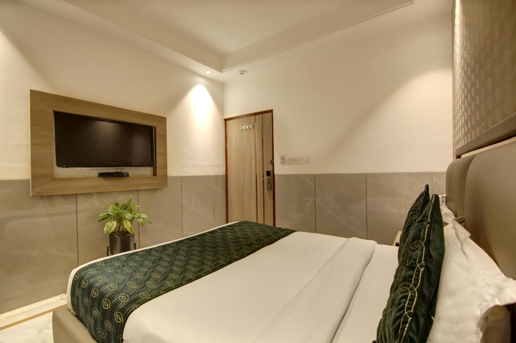 International - Near Delhi Airport 3*