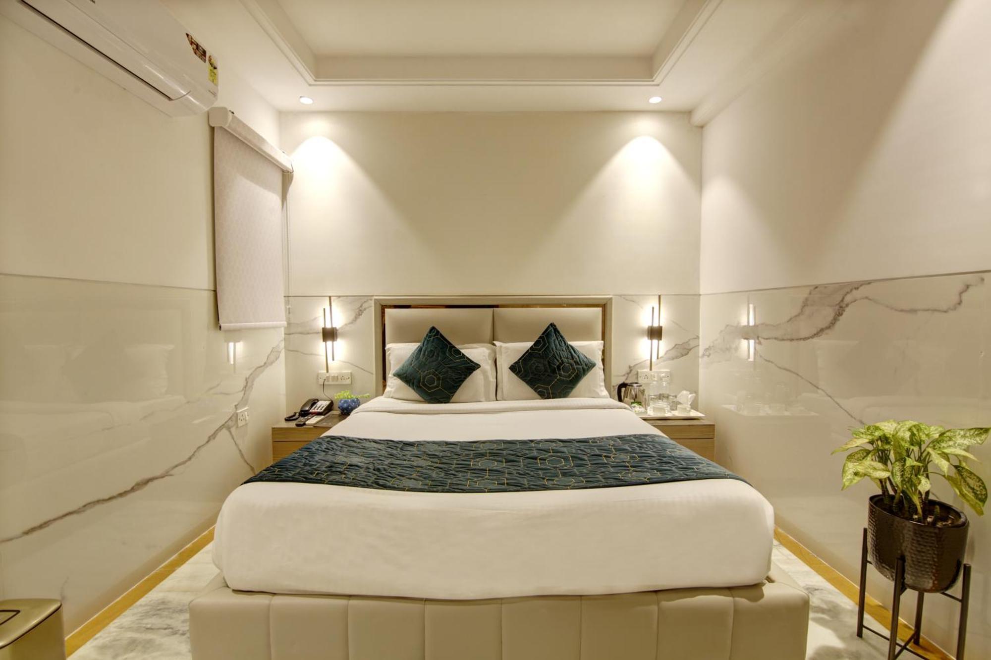 International - Near Delhi Airport Hotel 3*