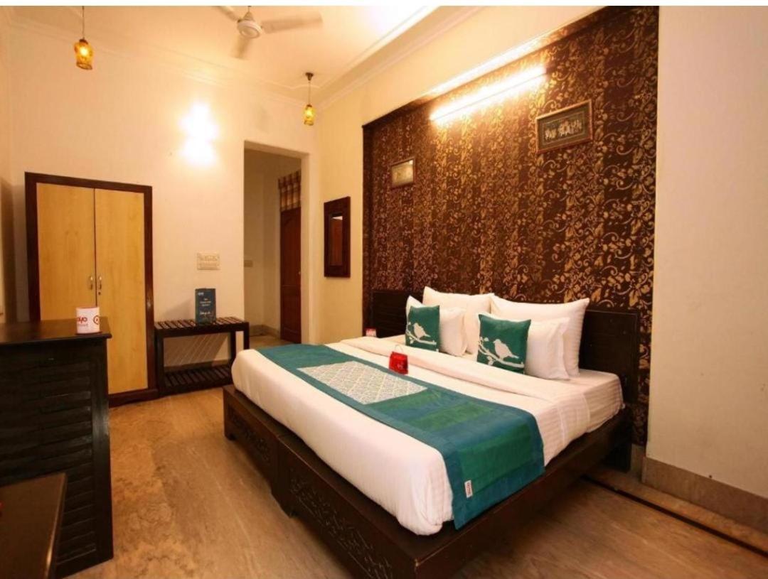 Admiral Delhi Airport Hotel