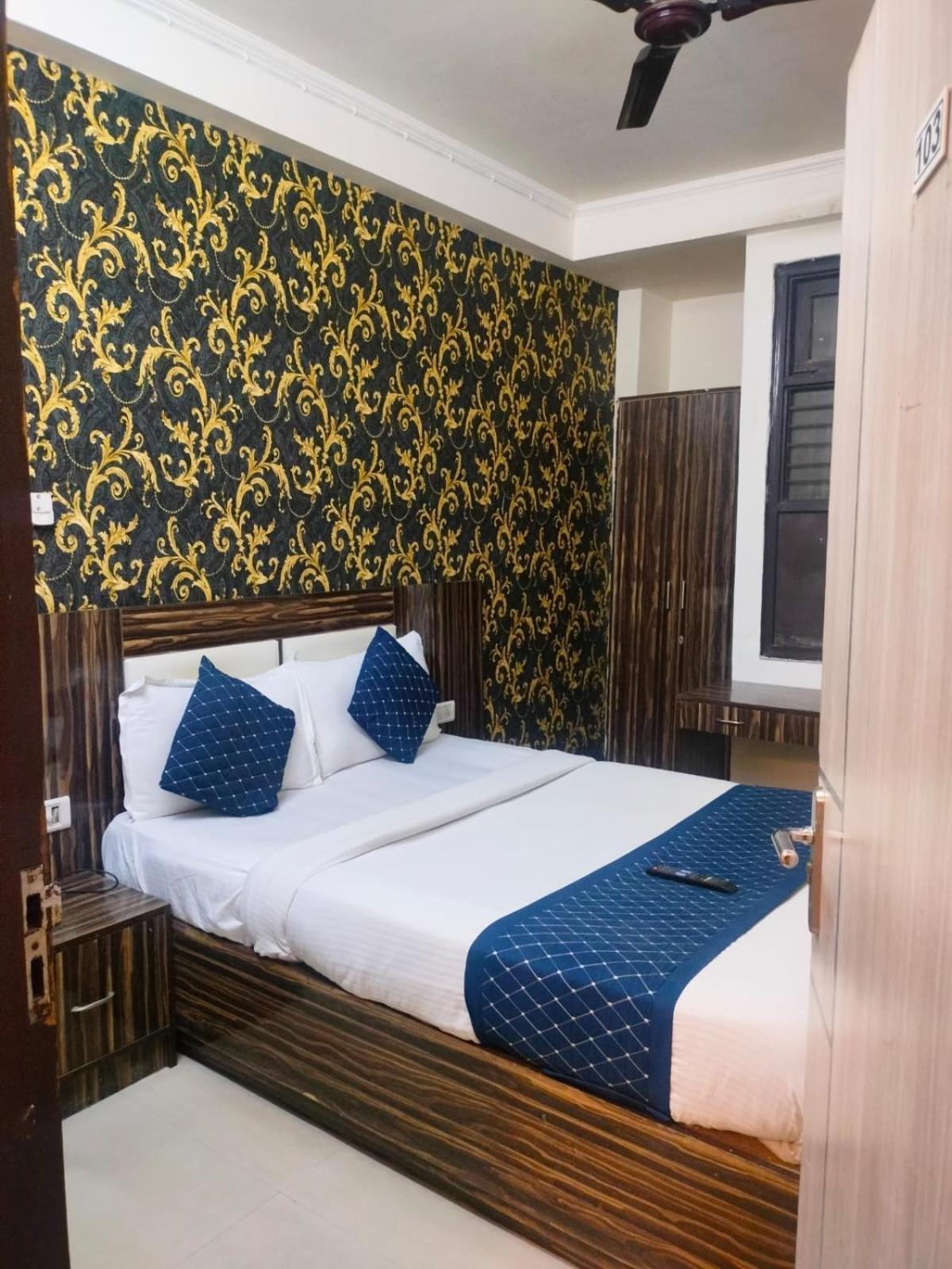 Hotel Admiral Delhi Airport 3*