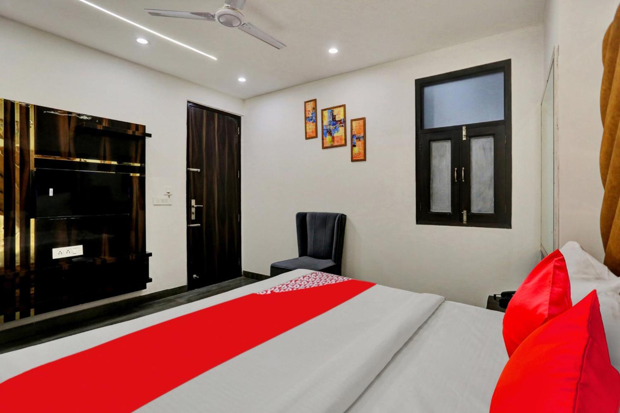 Hotel Collection O D Crown New Delhi