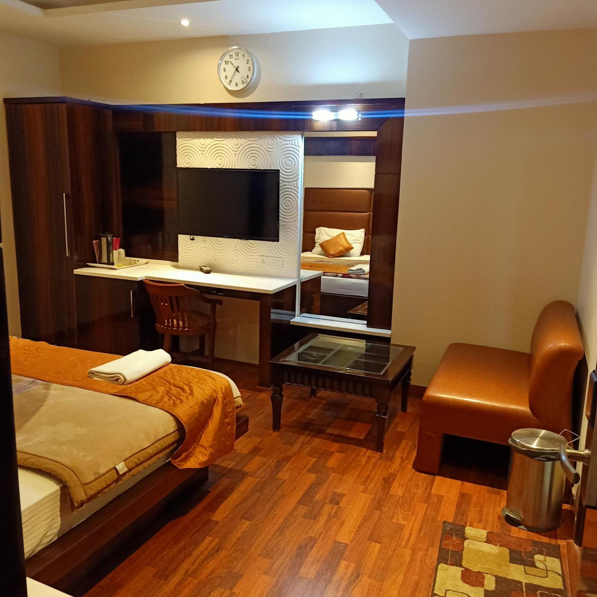 Geet Deluxe Guest house *