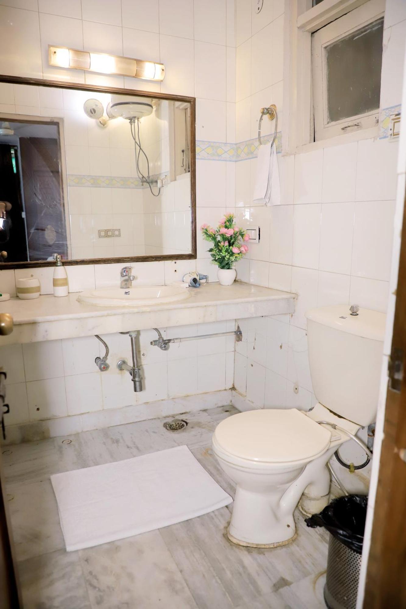Apartment Fortune Service 1bhk, D-198,ugf *