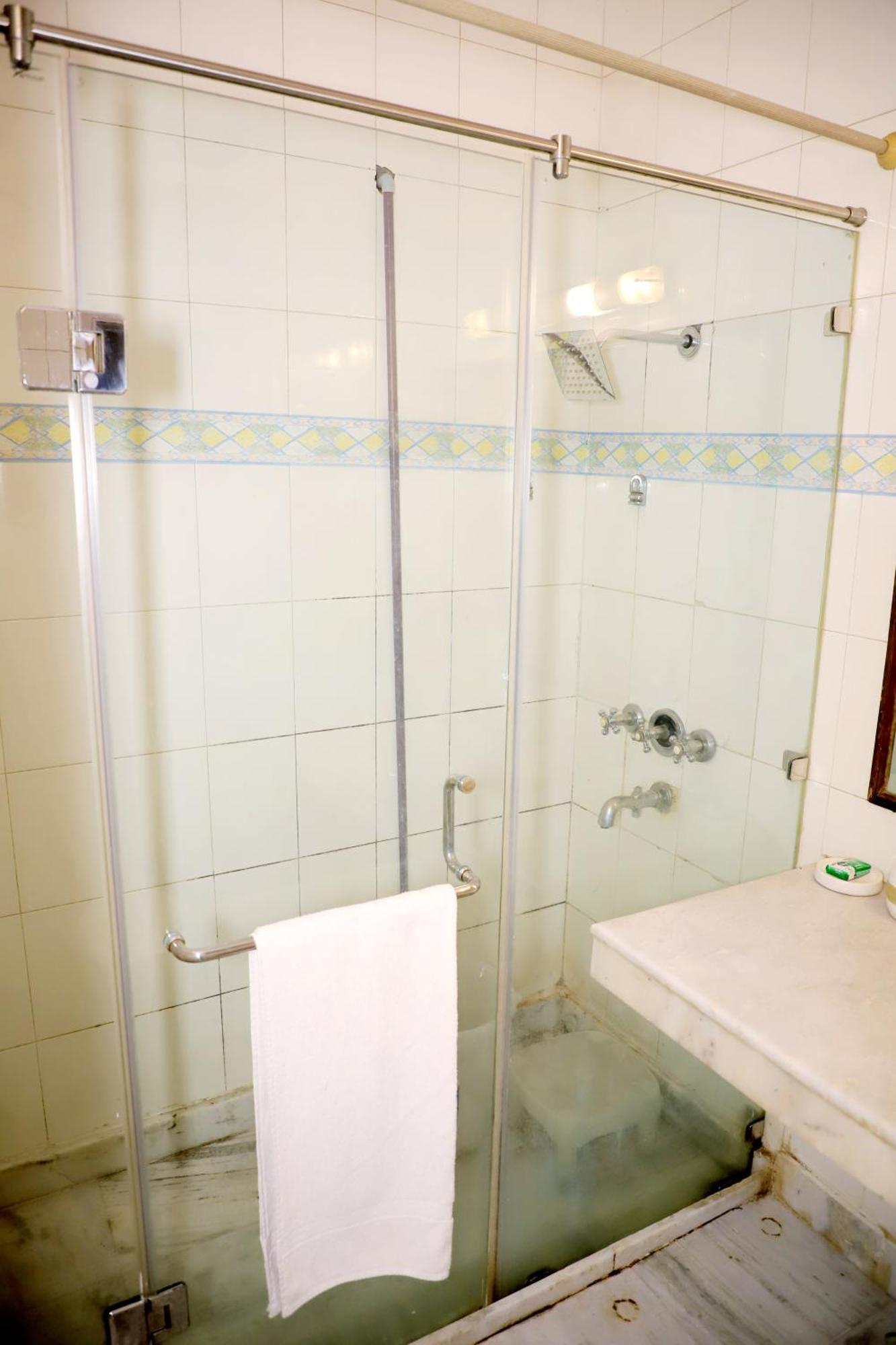 Fortune Service 1bhk, D-198,ugf Apartment *