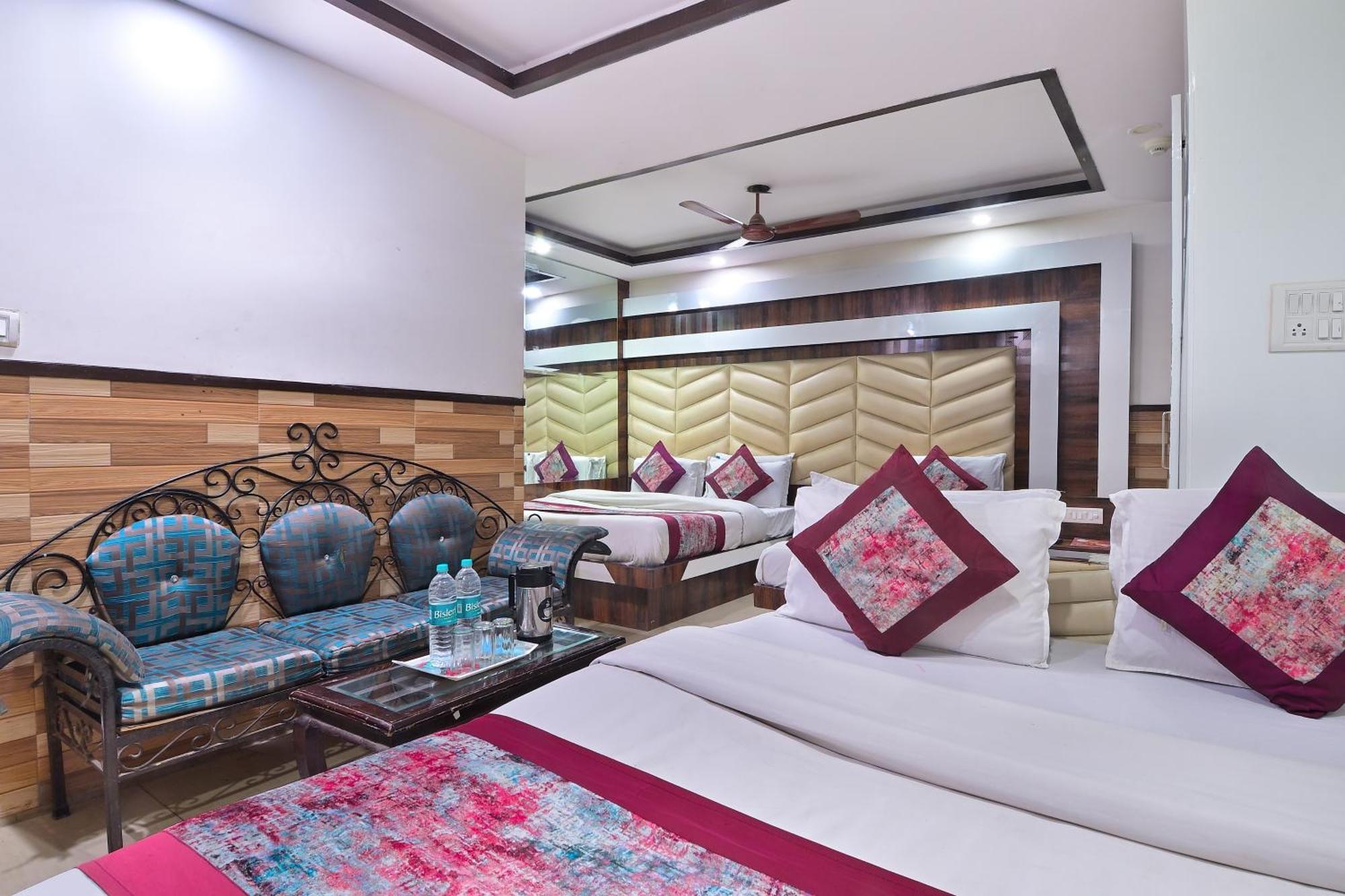 Glow Paharganj-3 Mins Walk From Railway Station Hotel