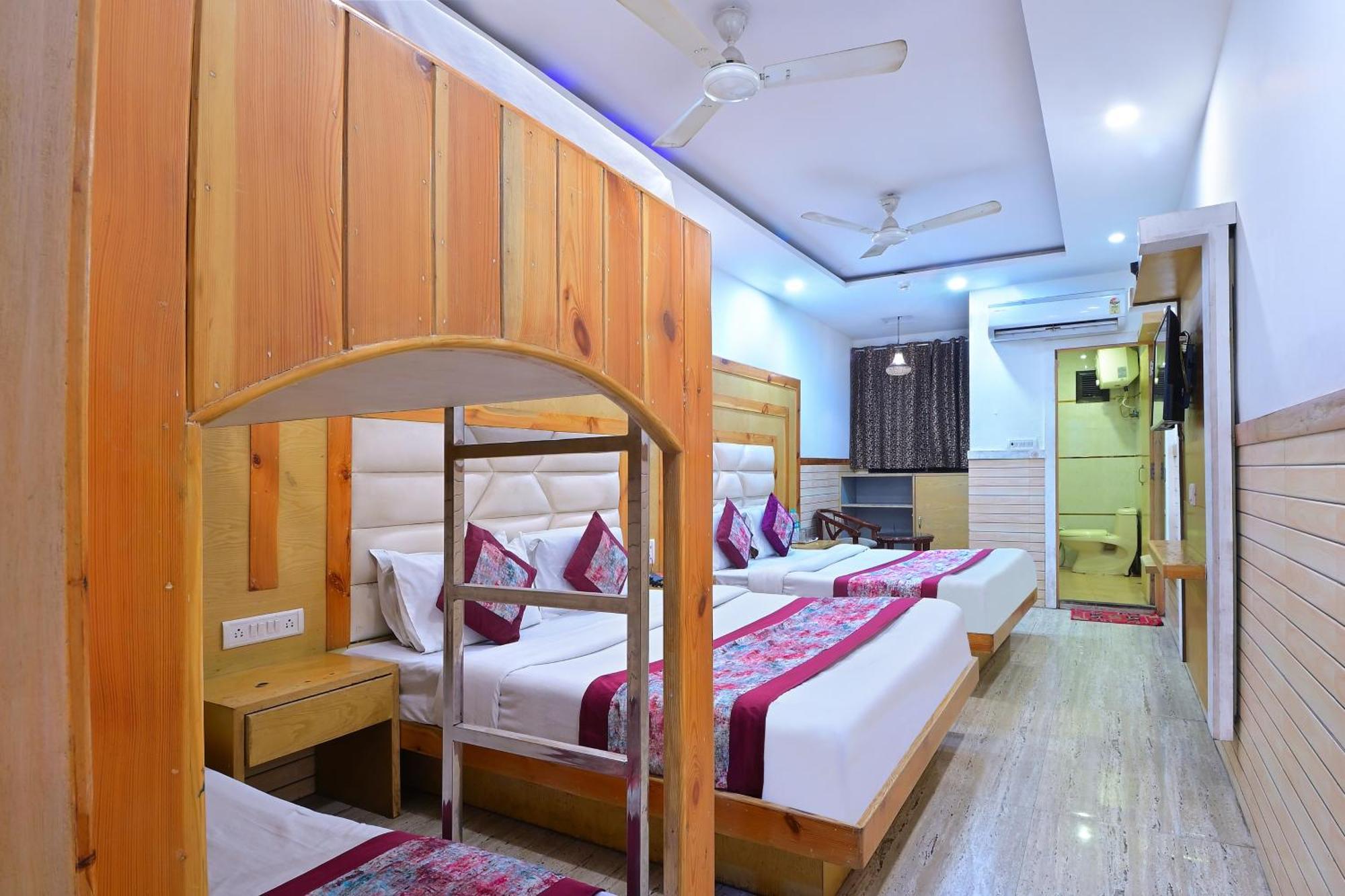 Glow Paharganj-3 Mins Walk From Railway Station Hotel