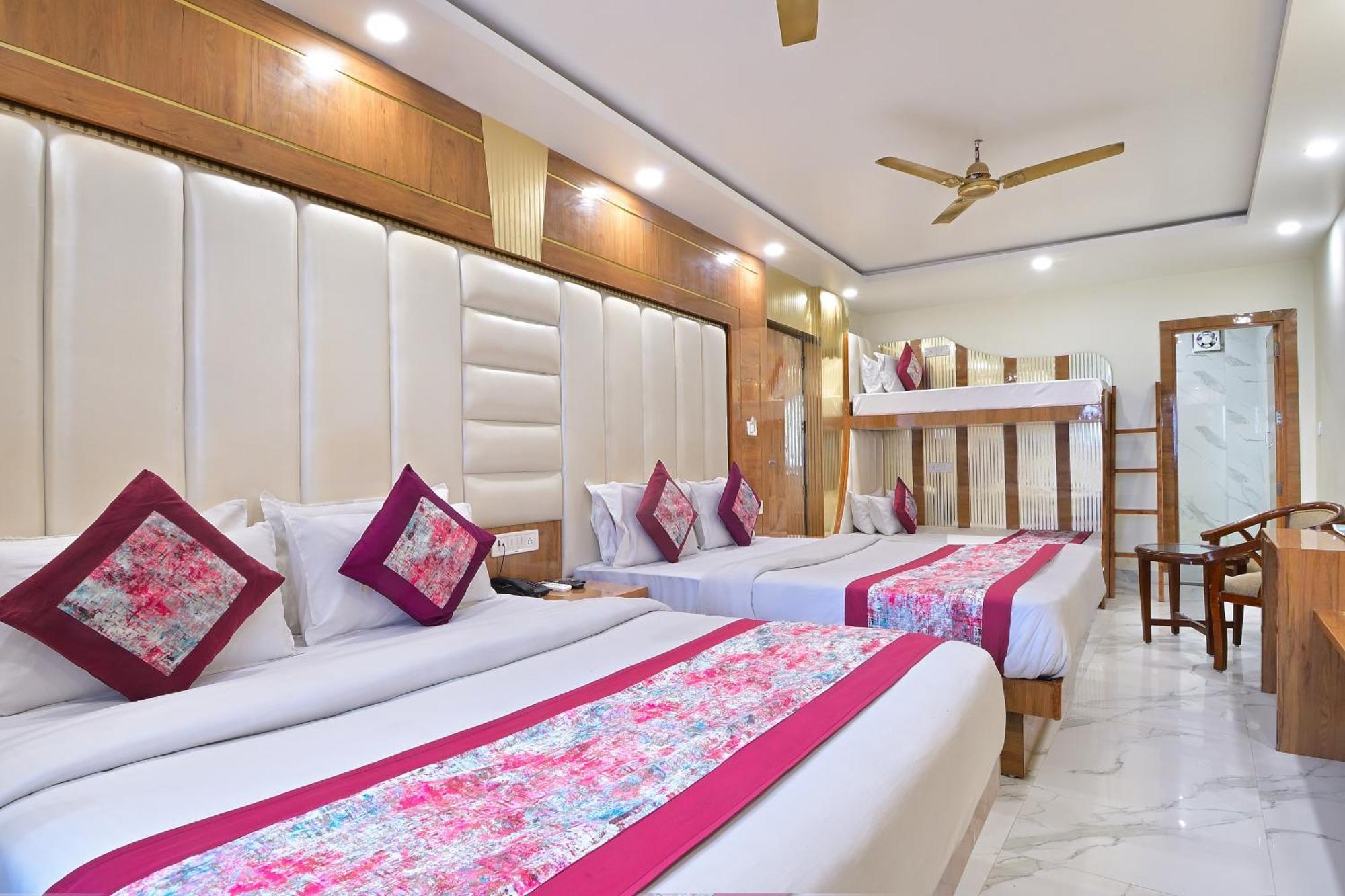 Glow Paharganj-3 Mins Walk From Railway Station 3*