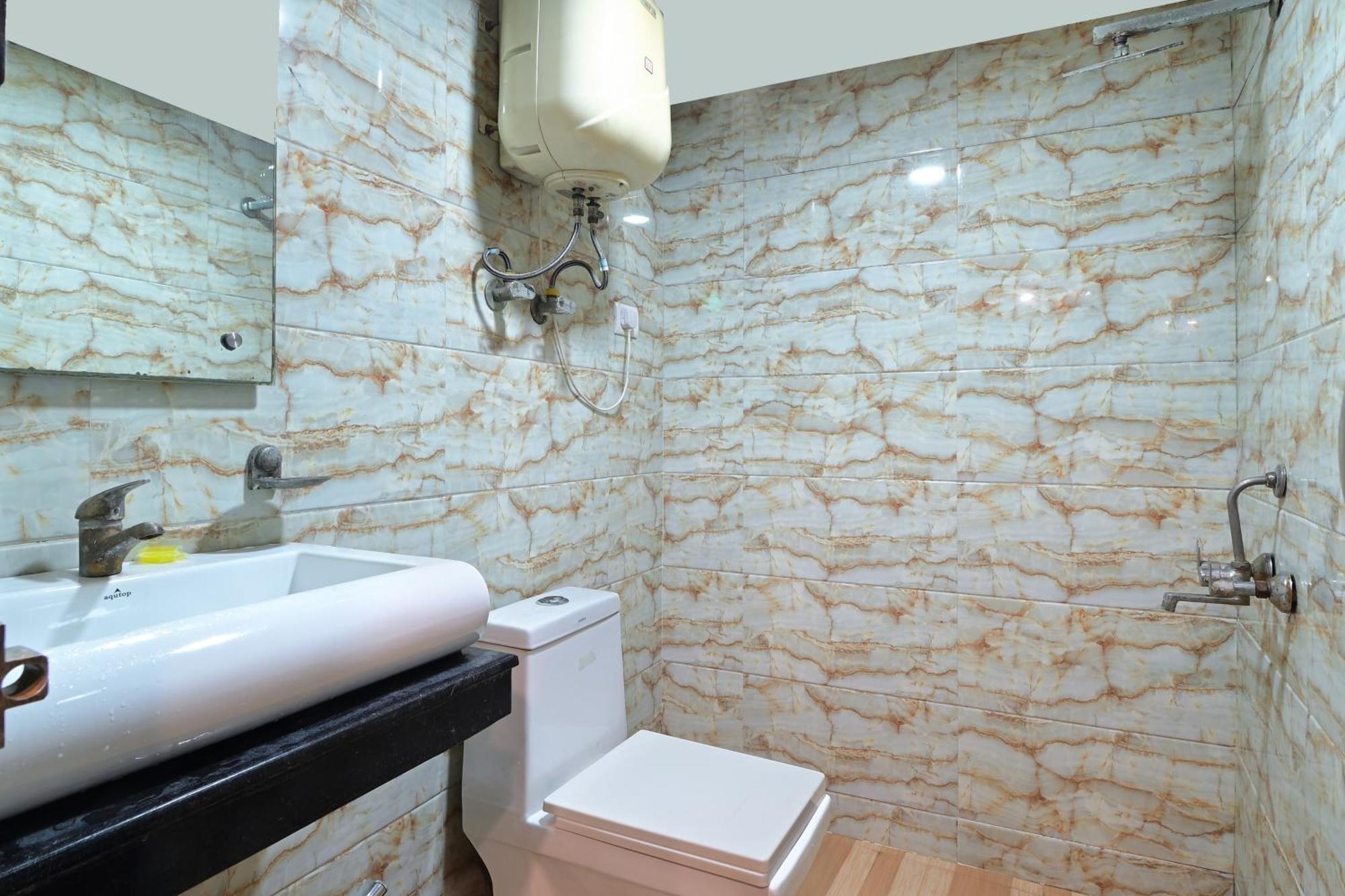 Hotel Glow Paharganj-3 Mins Walk From Railway Station