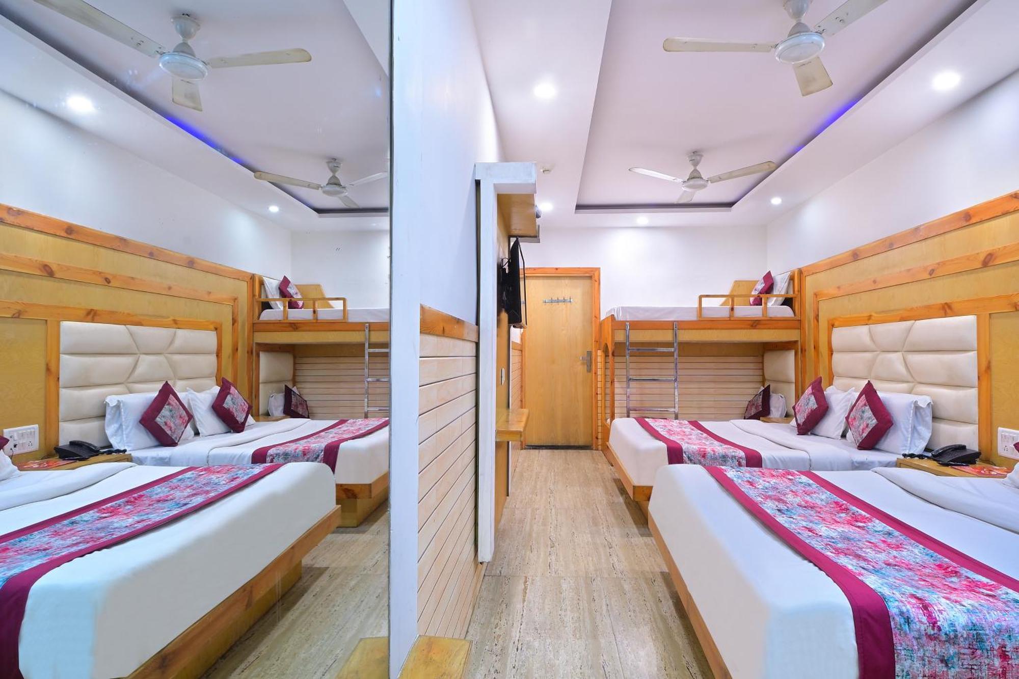 Glow Paharganj-3 Mins Walk From Railway Station Hotel