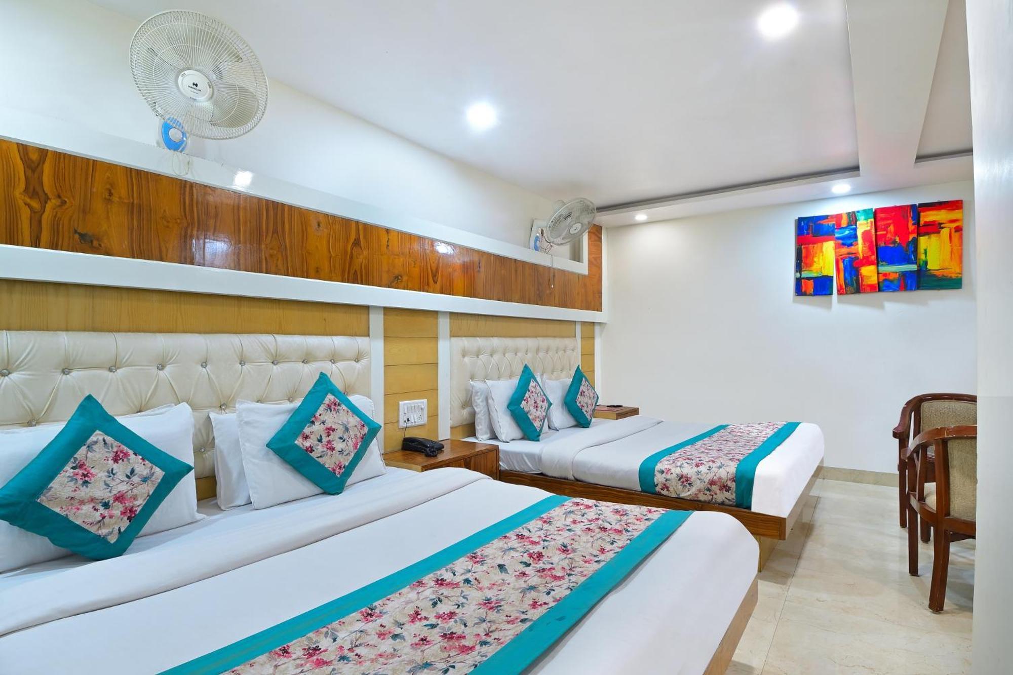 Glow Paharganj-3 Mins Walk From Railway Station 3*