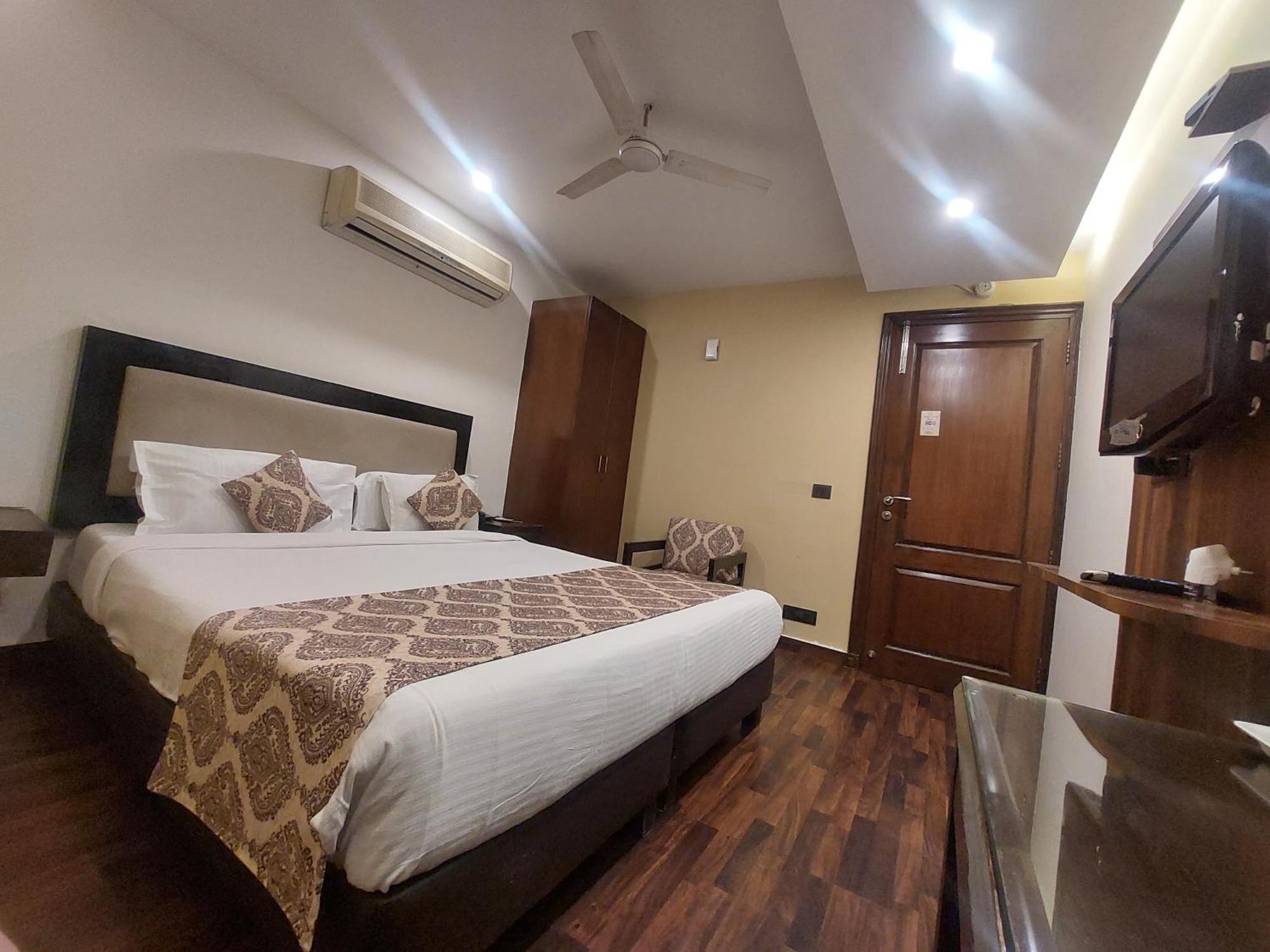 Hotel Kastor- Near Nehru Place- Gk 2- M Block Market-gk Metro Station-dr As Clinic 3*