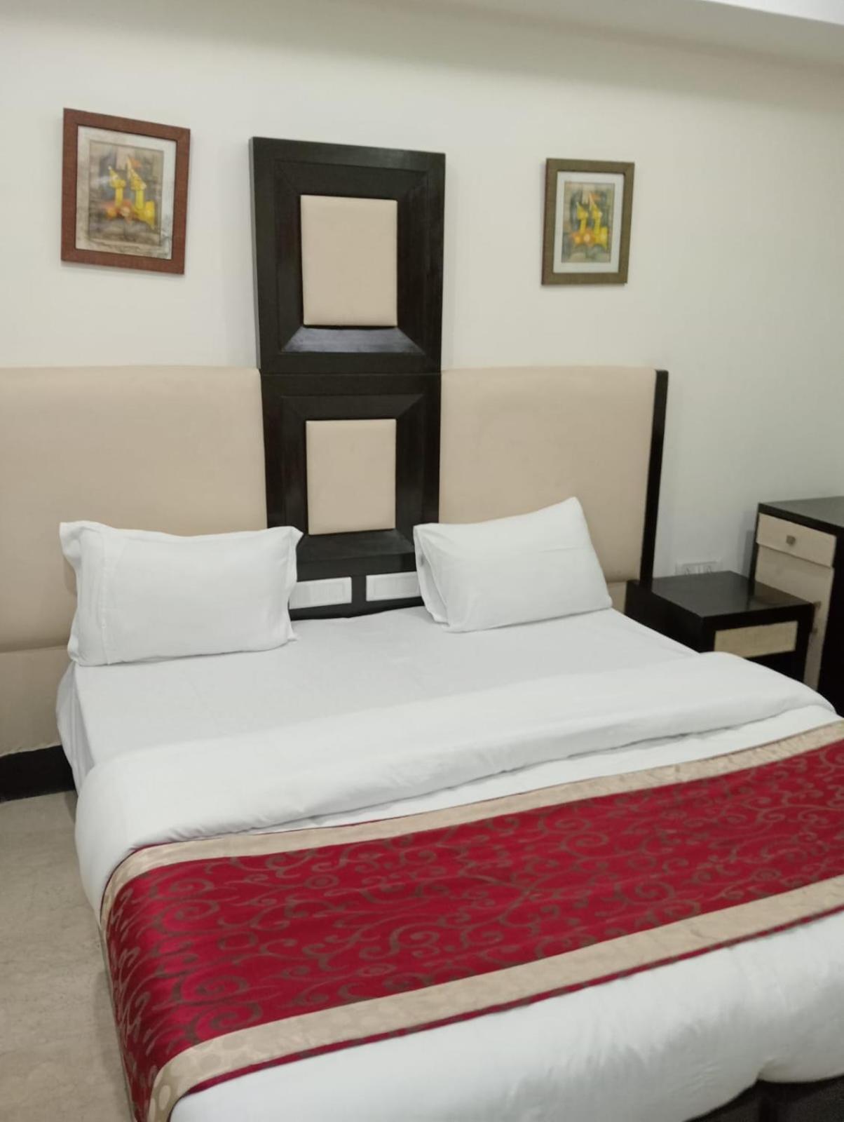 Hotel Gk Residency Kailash Colony 3*