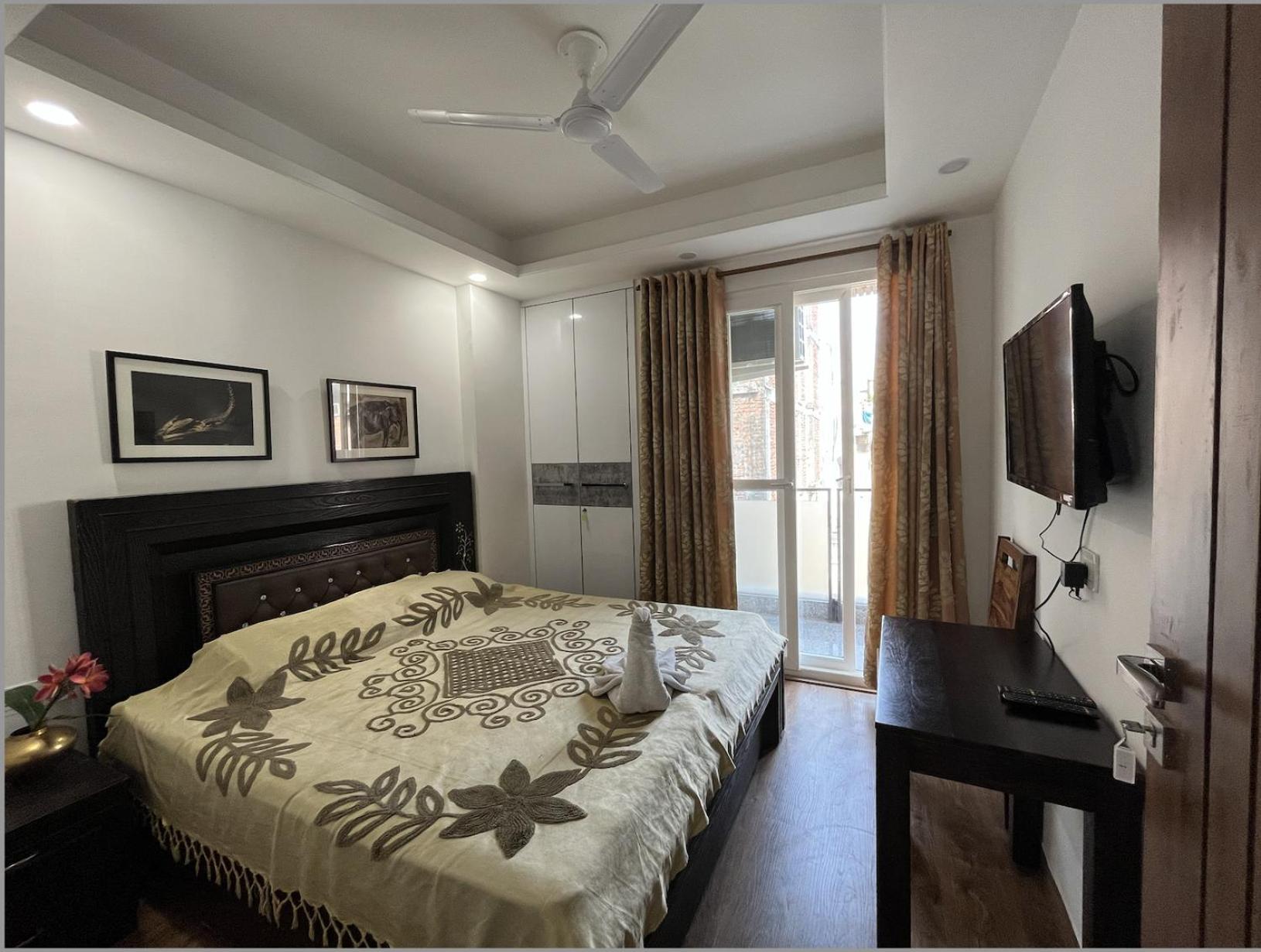 Fully Furnished Comfortable In Hauz Khas - Woodpecker * New Delhi