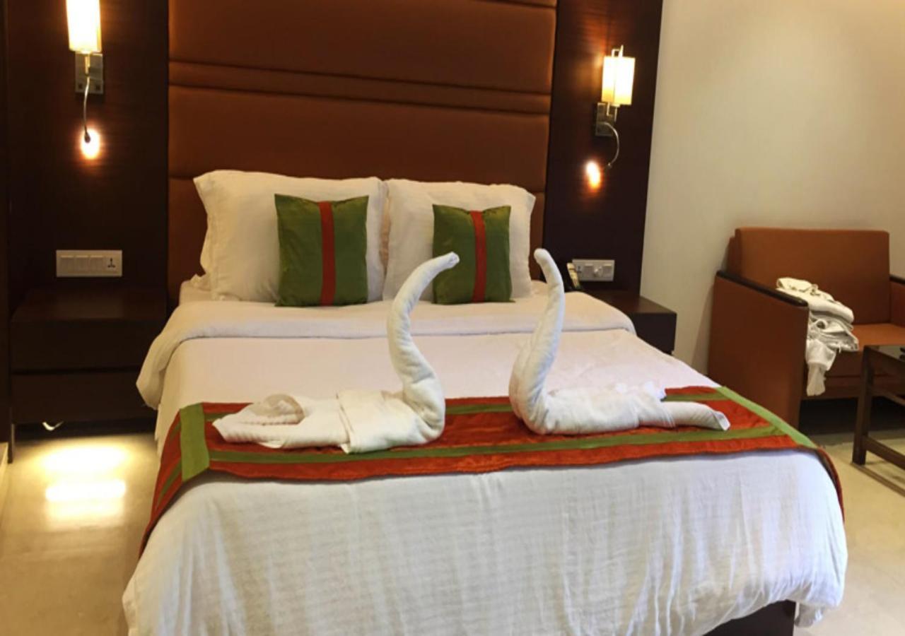 Galaxy Near Delhi International Airport Hotel 4*
