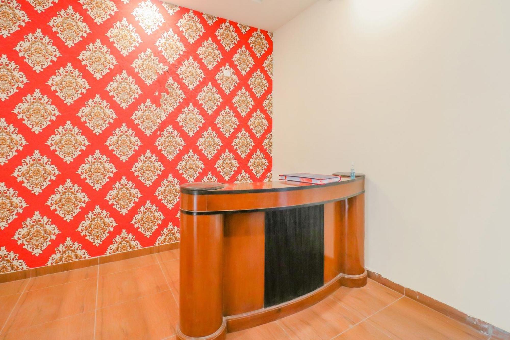 O Red Crown Hotel