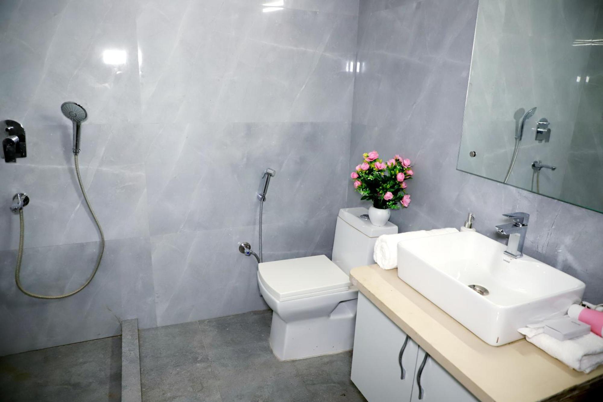 Fortune Service 3bhk,e-28, Saket 2b New Delhi