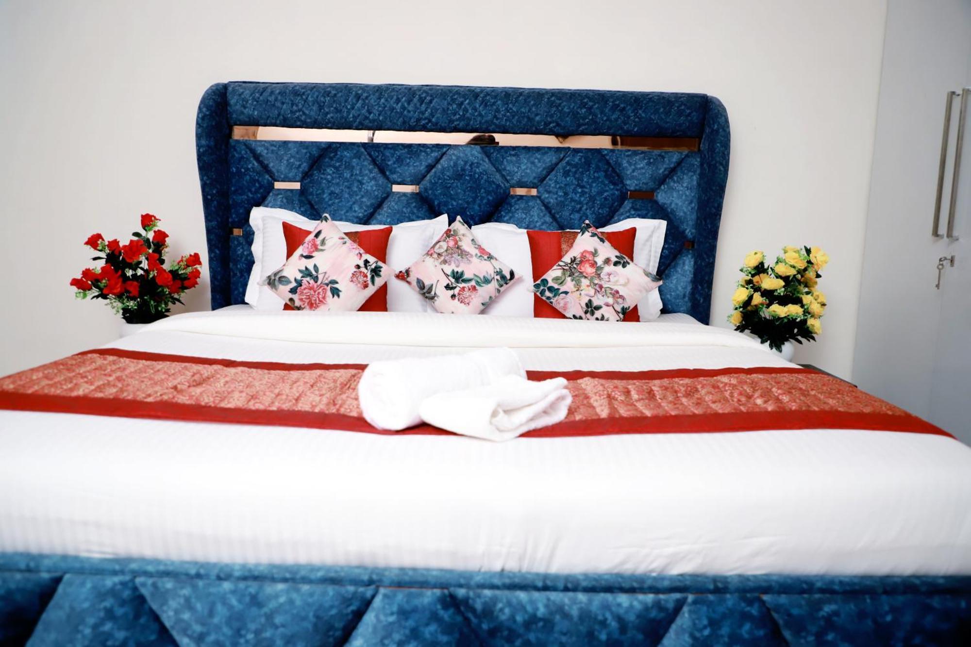 Fortune Service 3bhk,e-28, Saket 2b Apartment *