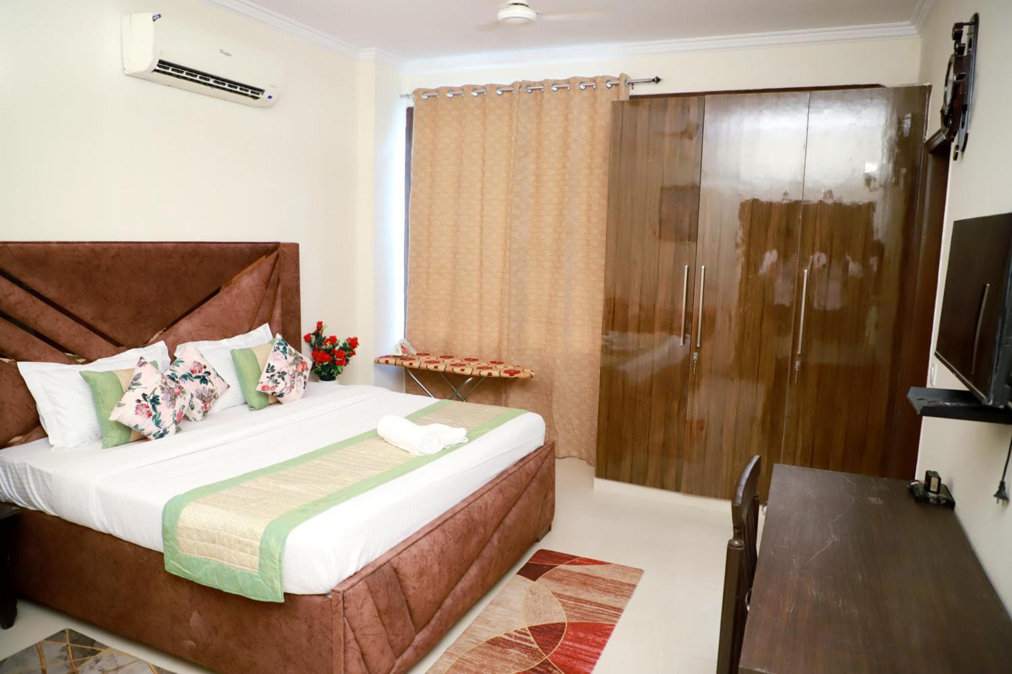 Apartment Fortune Service 3bhk,e-28, Saket 2b New Delhi