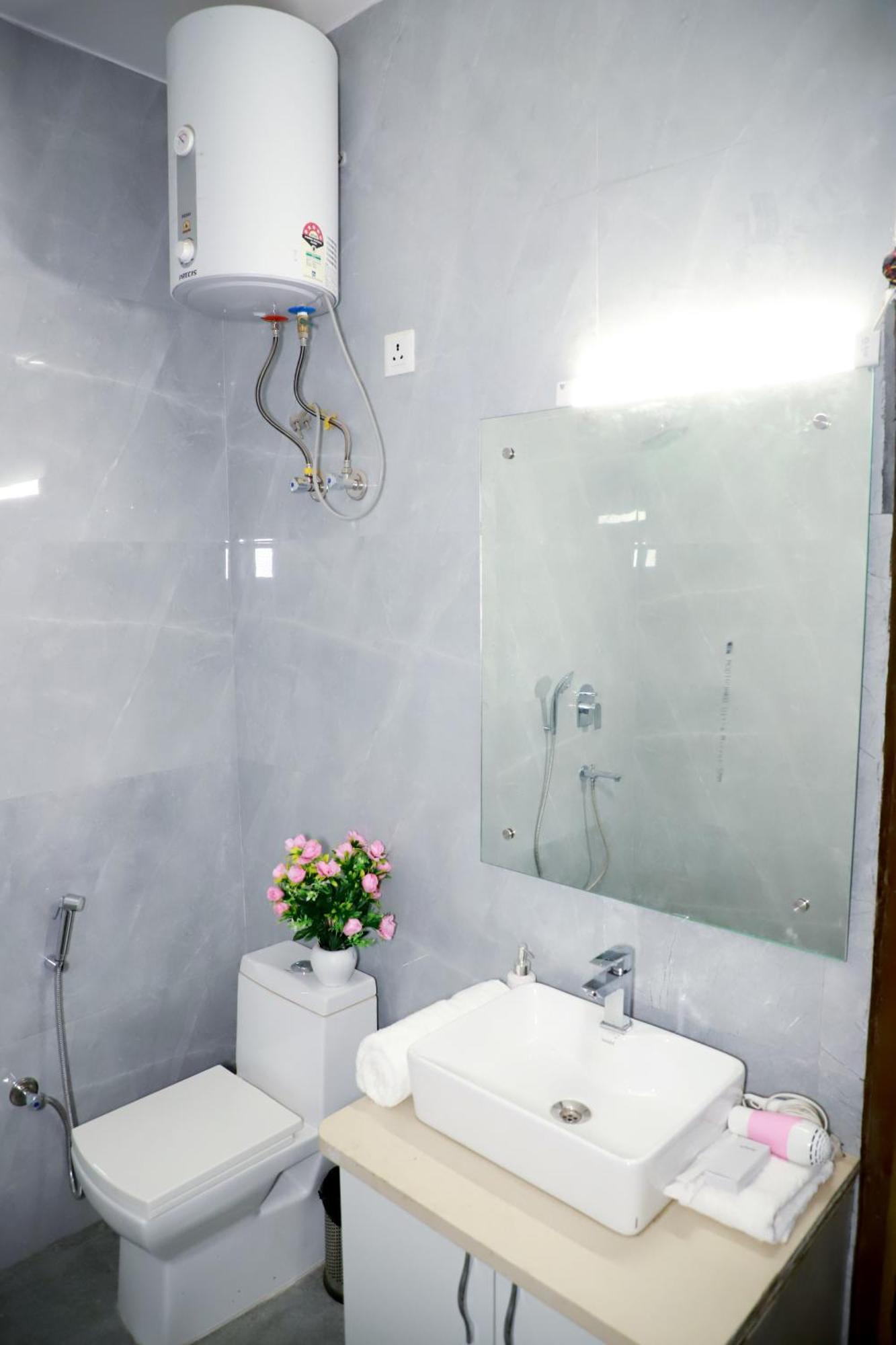 Fortune Service 3bhk,e-28, Saket 2b Apartment *