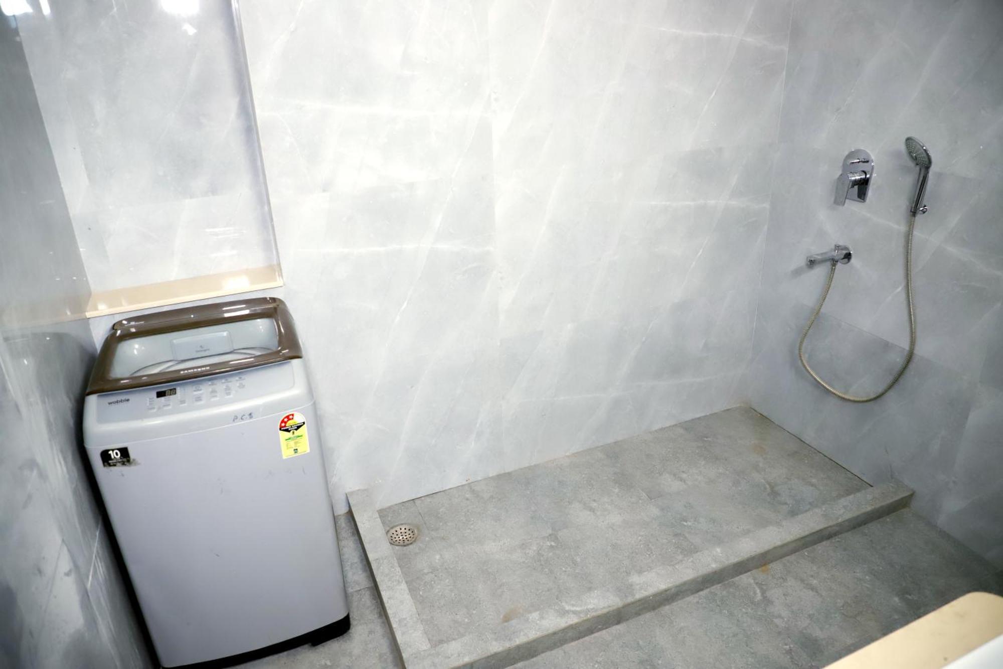 Apartment Fortune Service 3bhk,e-28, Saket 2b