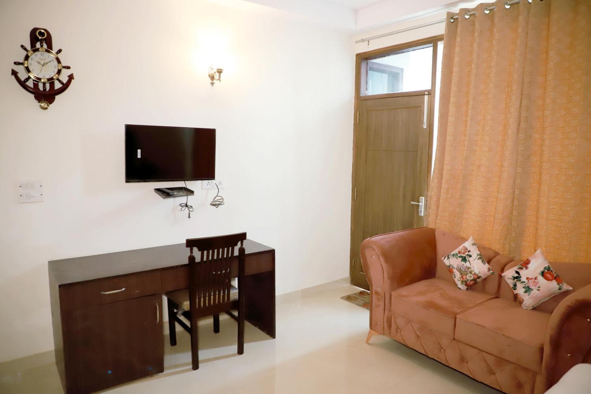 Fortune Service 3bhk,e-28, Saket 2b Apartment *