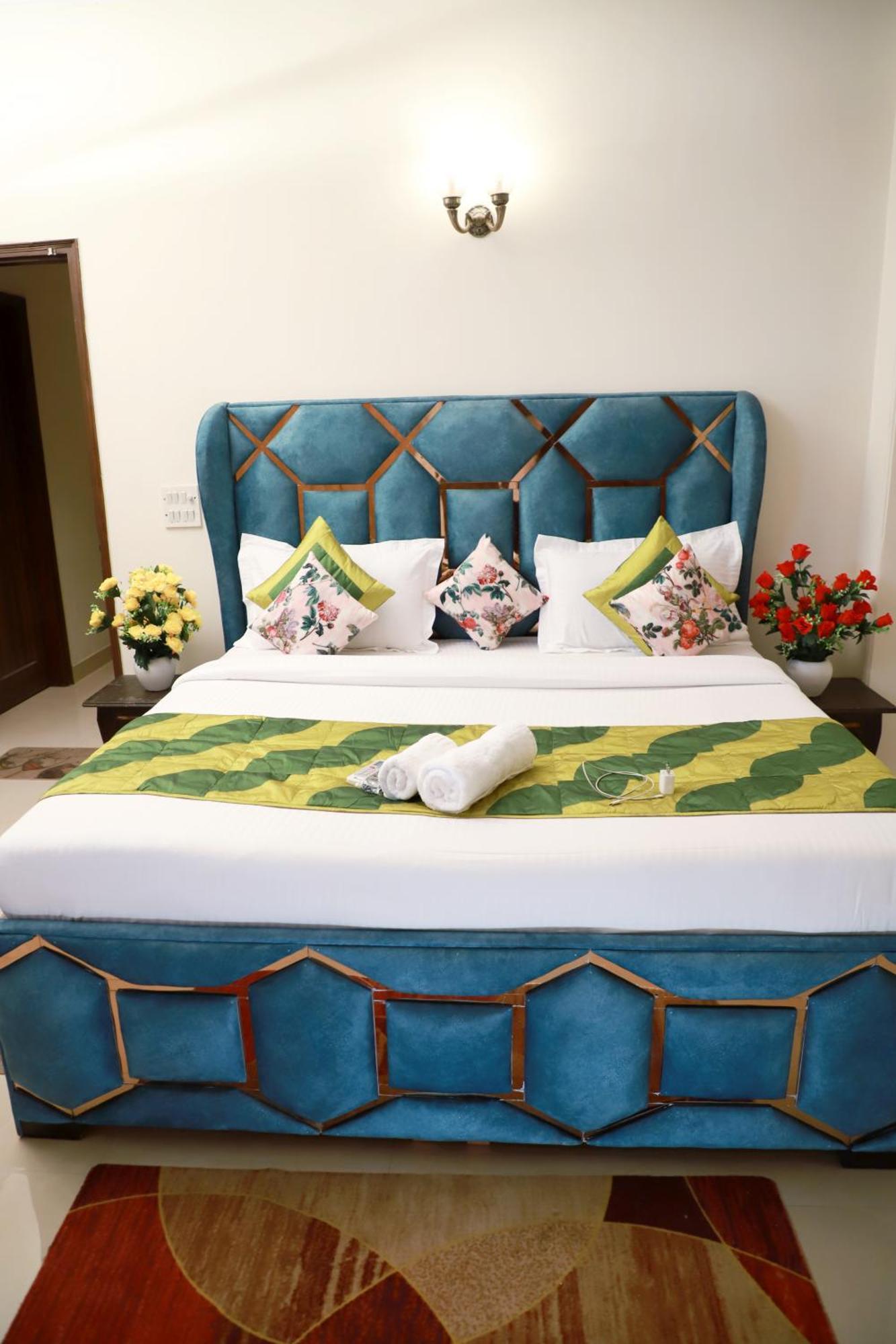 Fortune Service 3bhk,e-28, Saket 2b