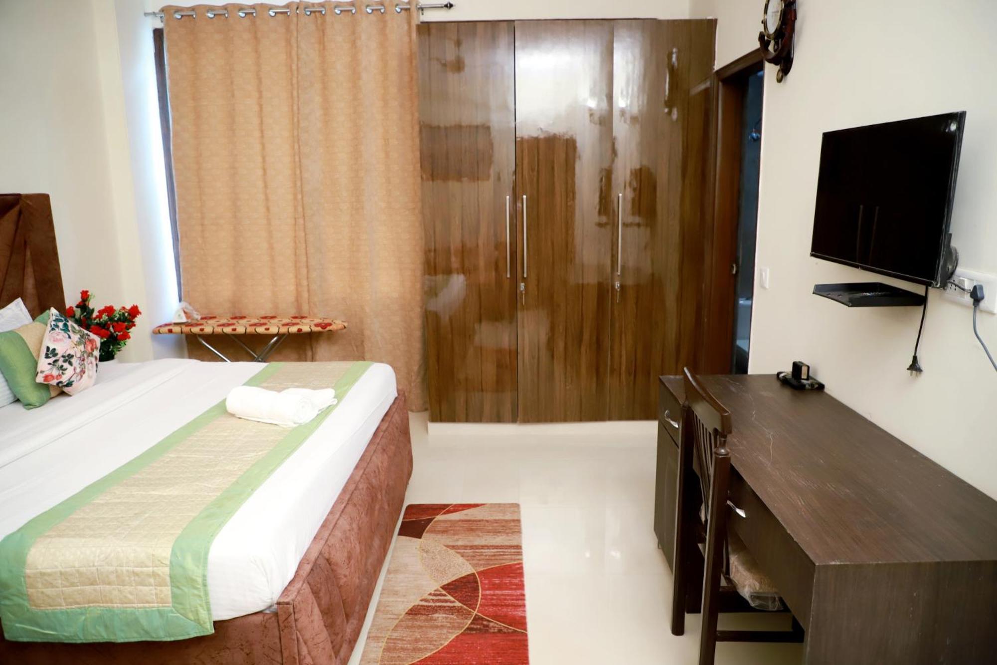 Fortune Service 3bhk,e-28, Saket 2b Apartment New Delhi