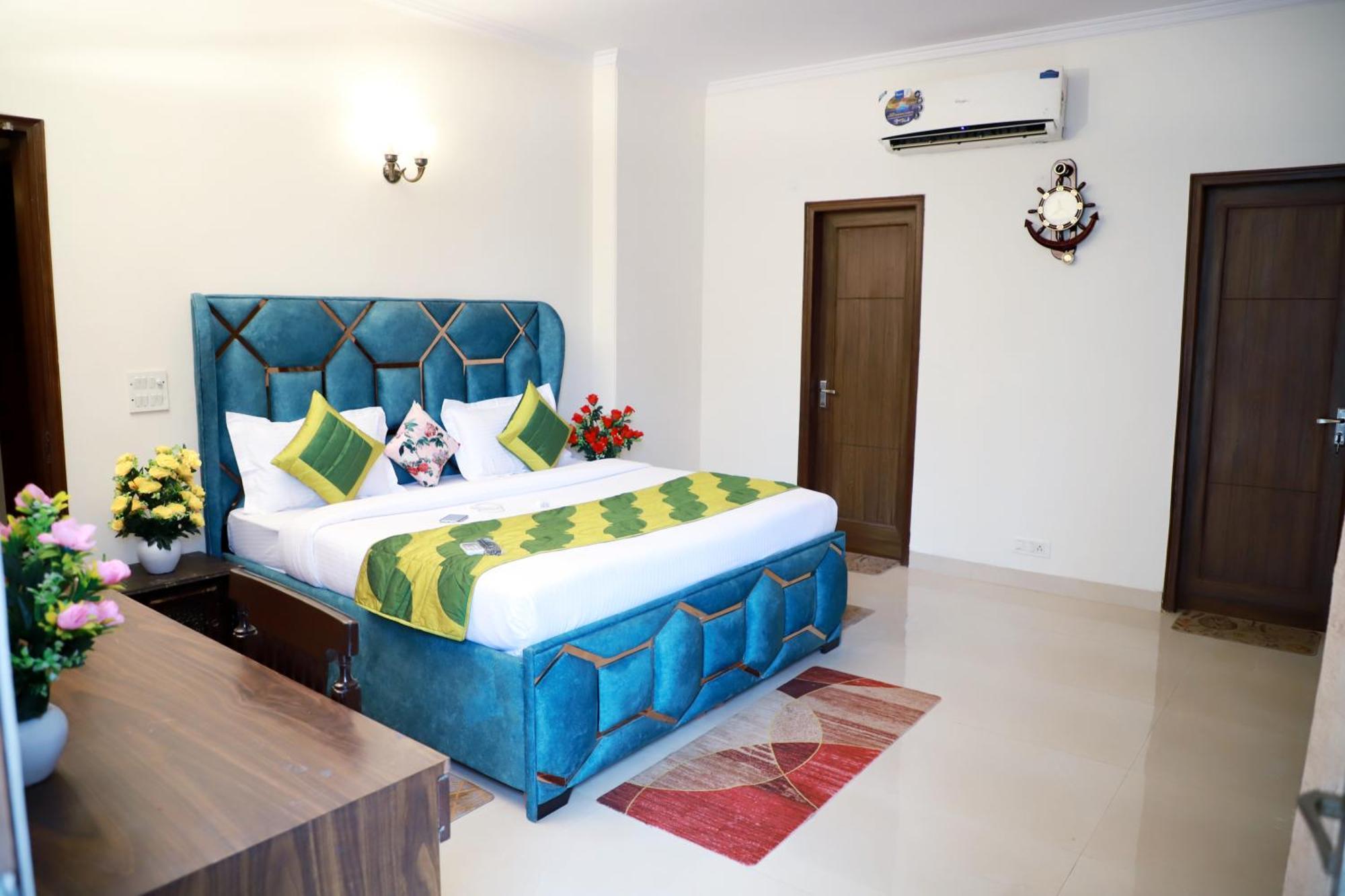 Fortune Service 3bhk,e-28, Saket 2b Apartment New Delhi