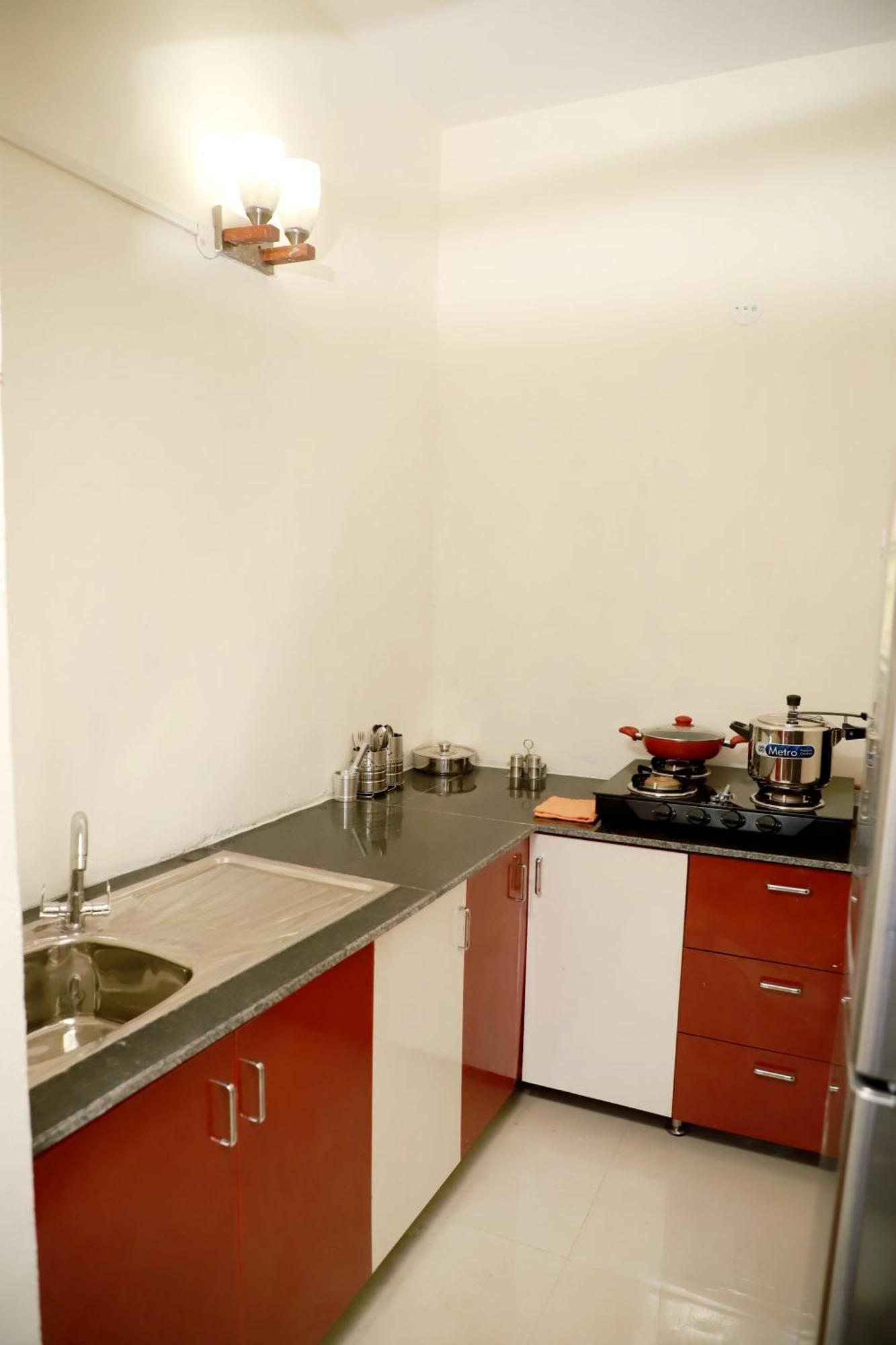 Apartment Fortune Service 3bhk,e-28, Saket 2b *