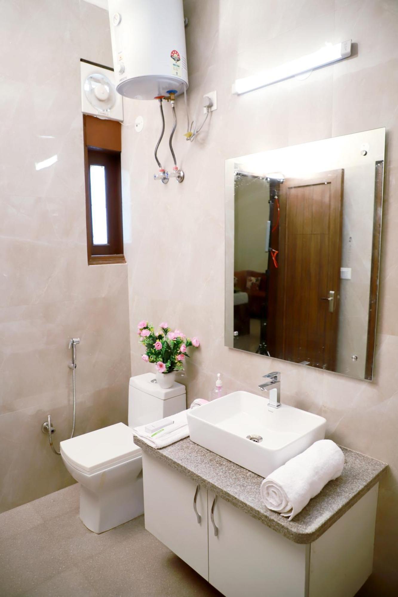 Apartment Fortune Service 3bhk,e-28, Saket 2b *