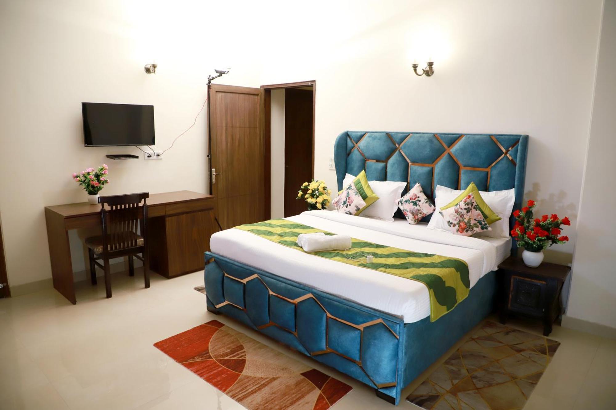 Fortune Service 3bhk,e-28, Saket 2b * New Delhi