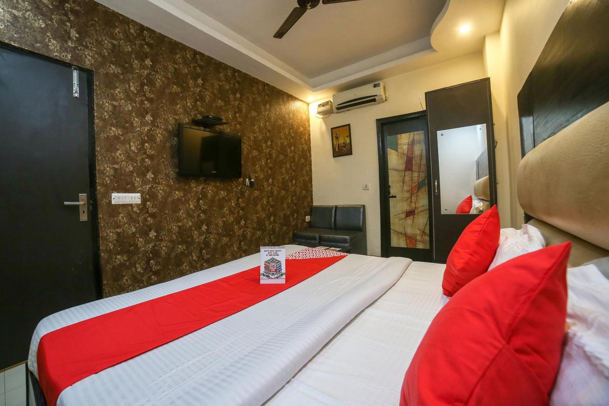 Hotel Oyo West Delhi Near Tdi Mall