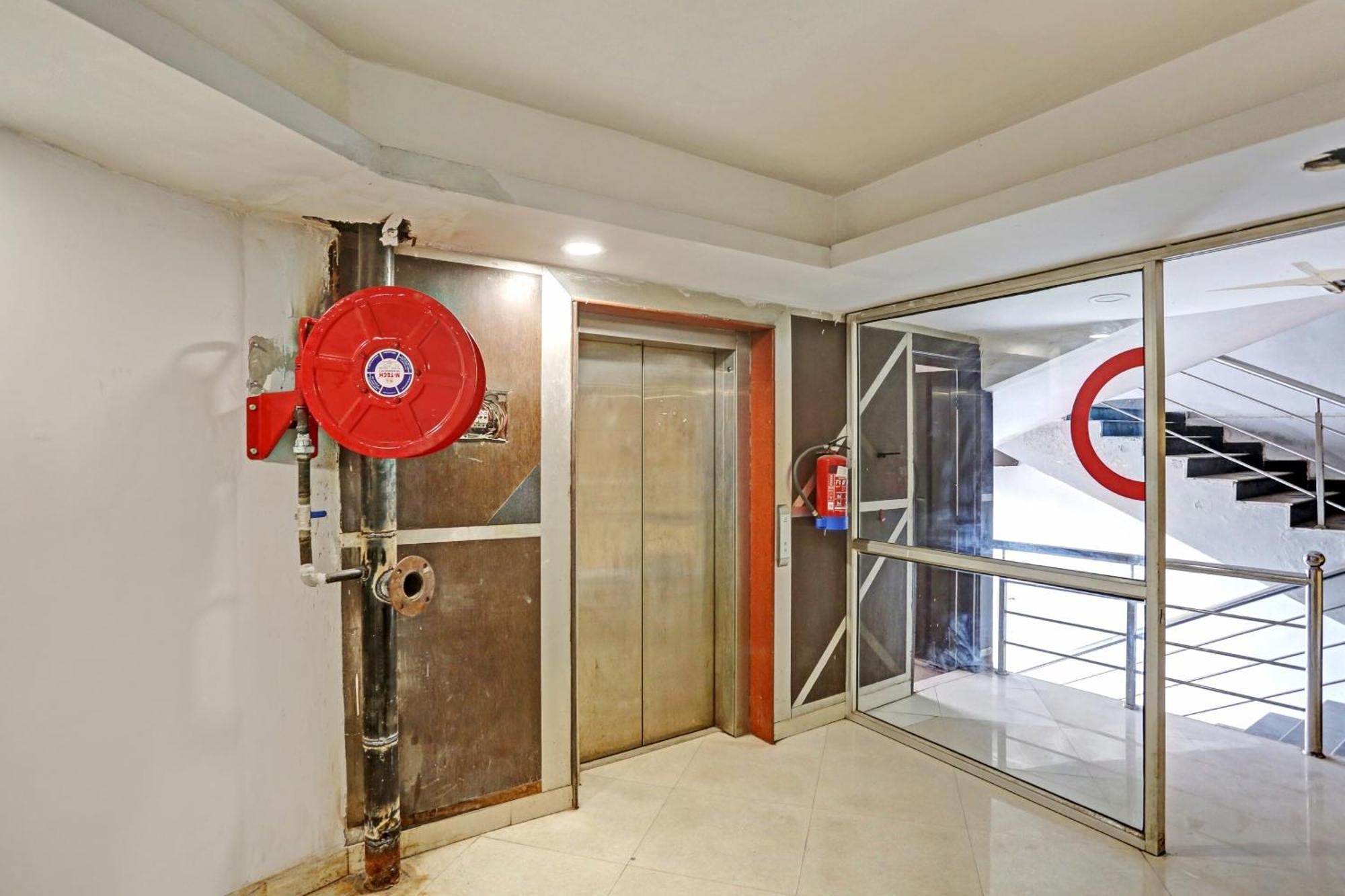 Hotel Oyo Flagship Red Near V3s Mall 3*