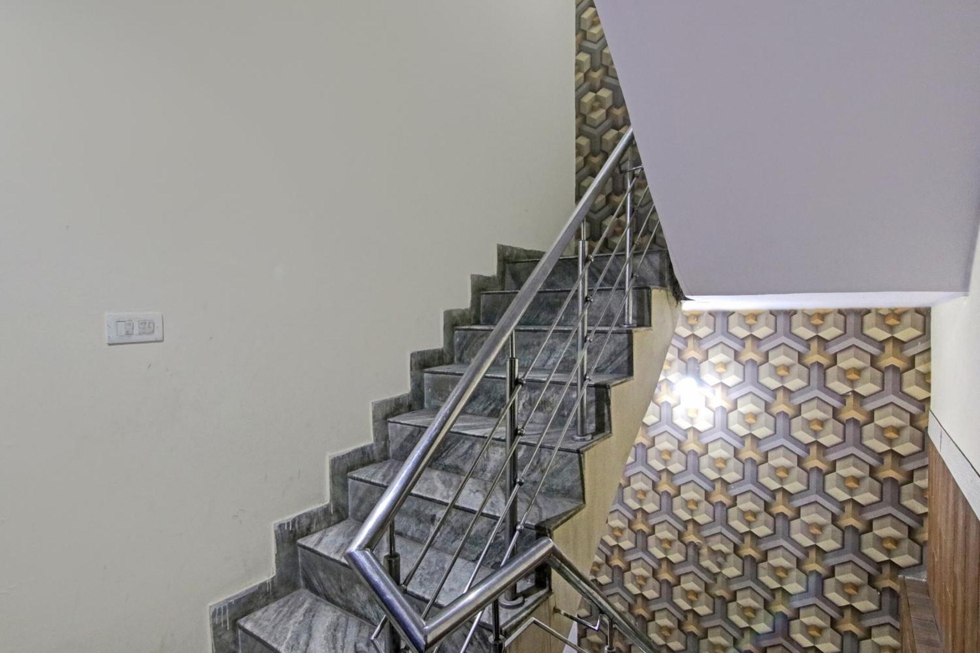 Flagship Decent Near Pvr Vikaspuri Delhi 3*
