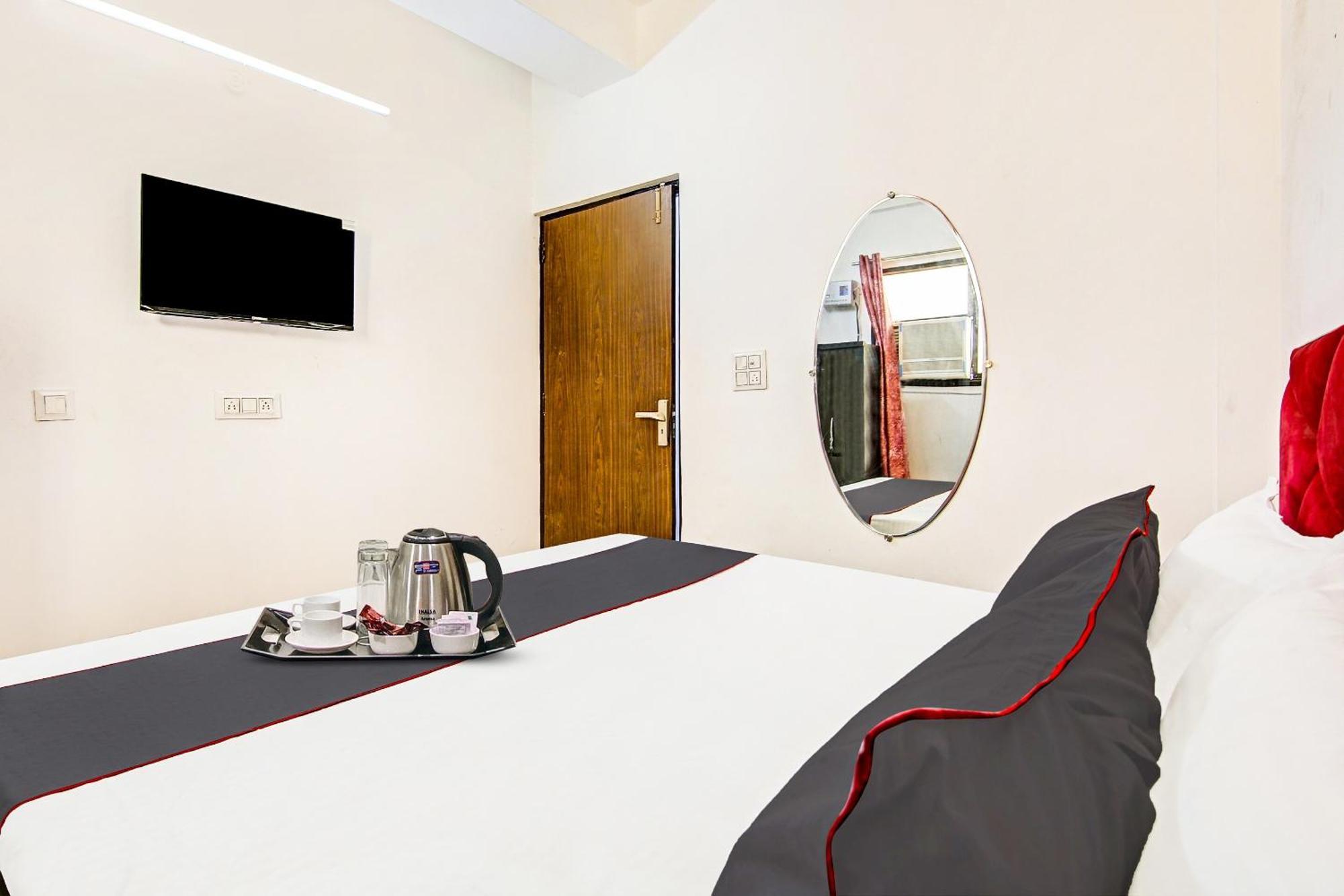 Collection O Decent Nest Near Nawada Metro Station 3*
