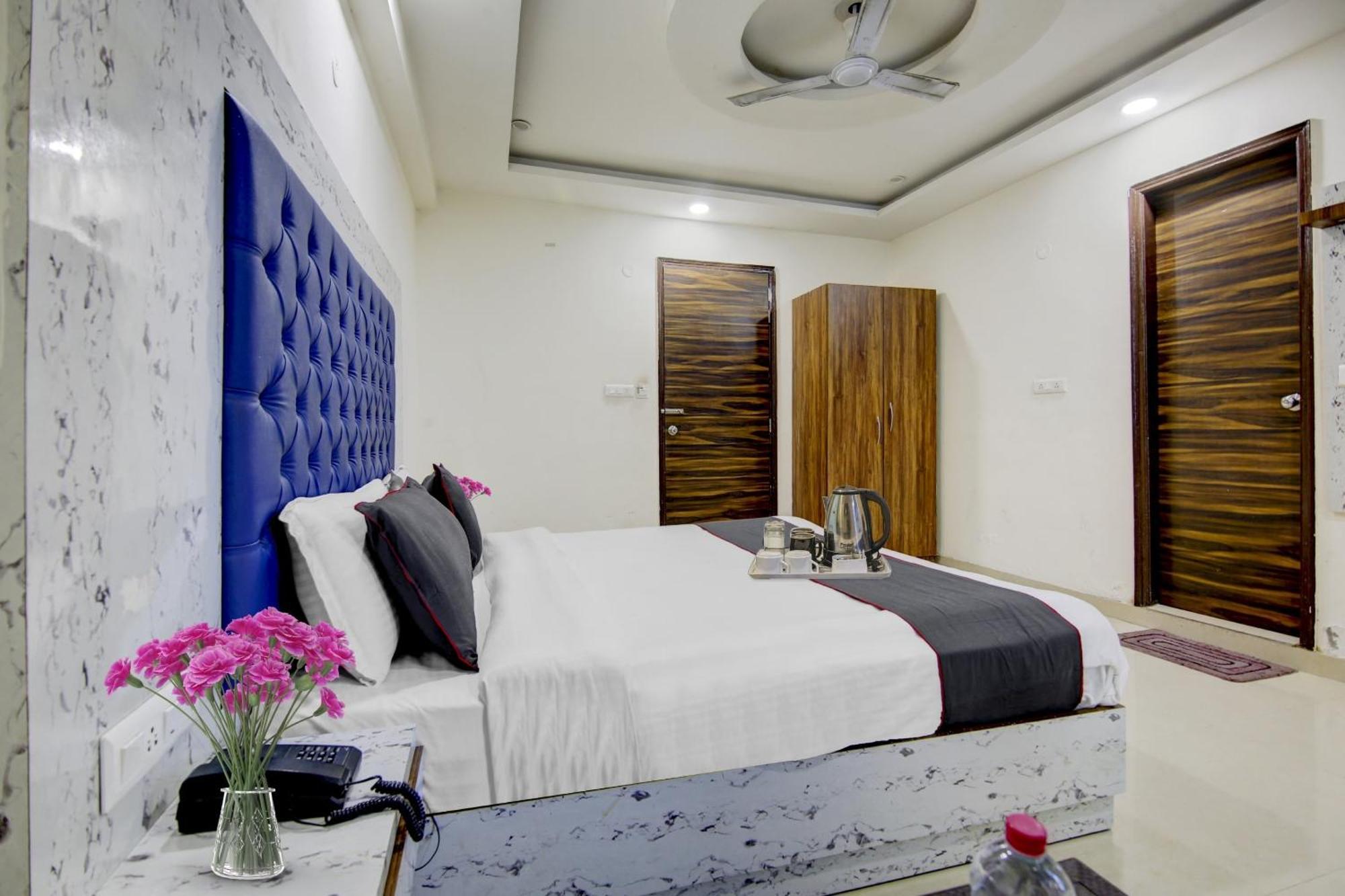 Collection O Golden Blue Near Dwarka Sector 21 Metro Station Hotel New Delhi