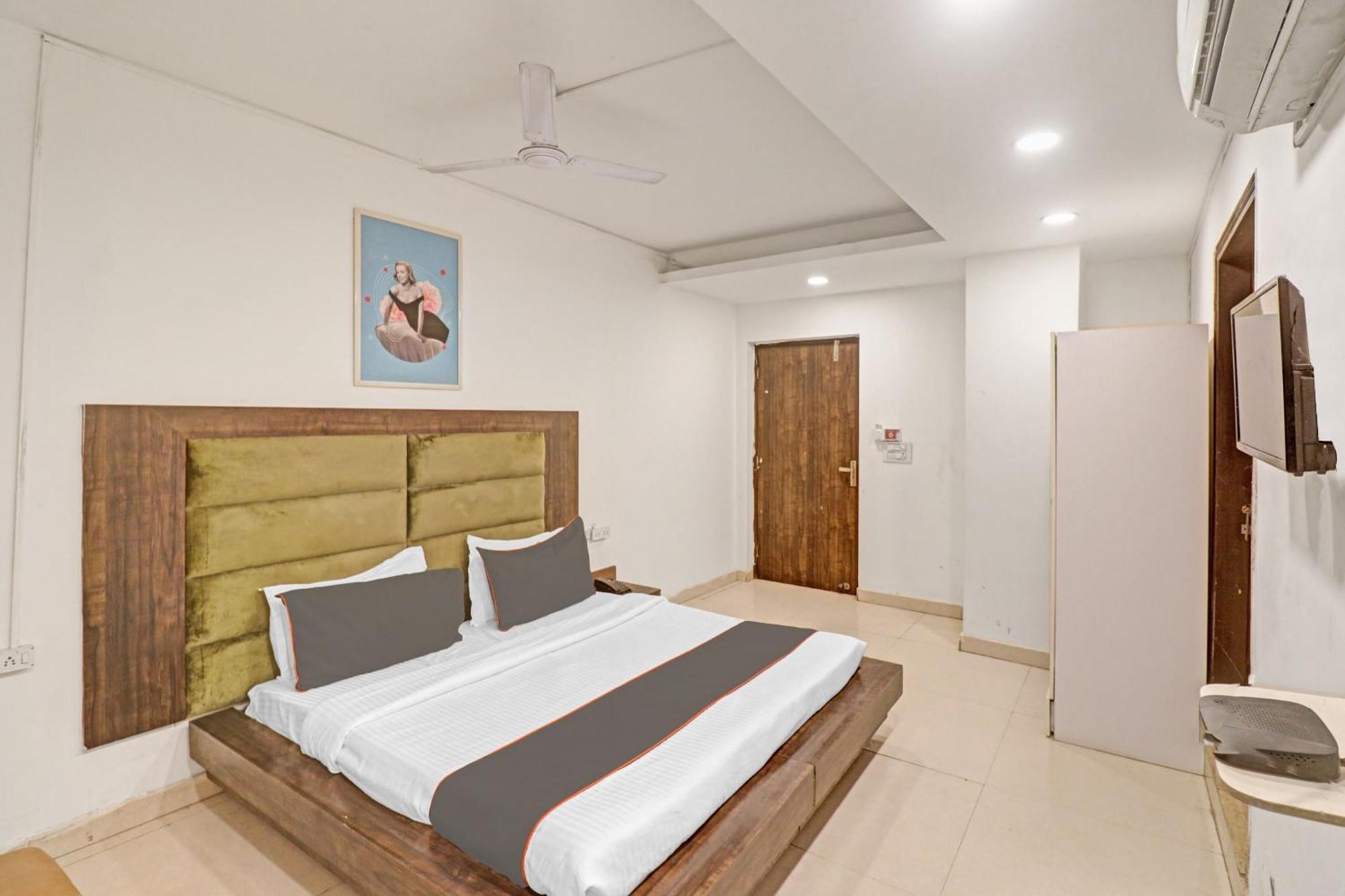 Collection O Seven Heaven 4* New Delhi